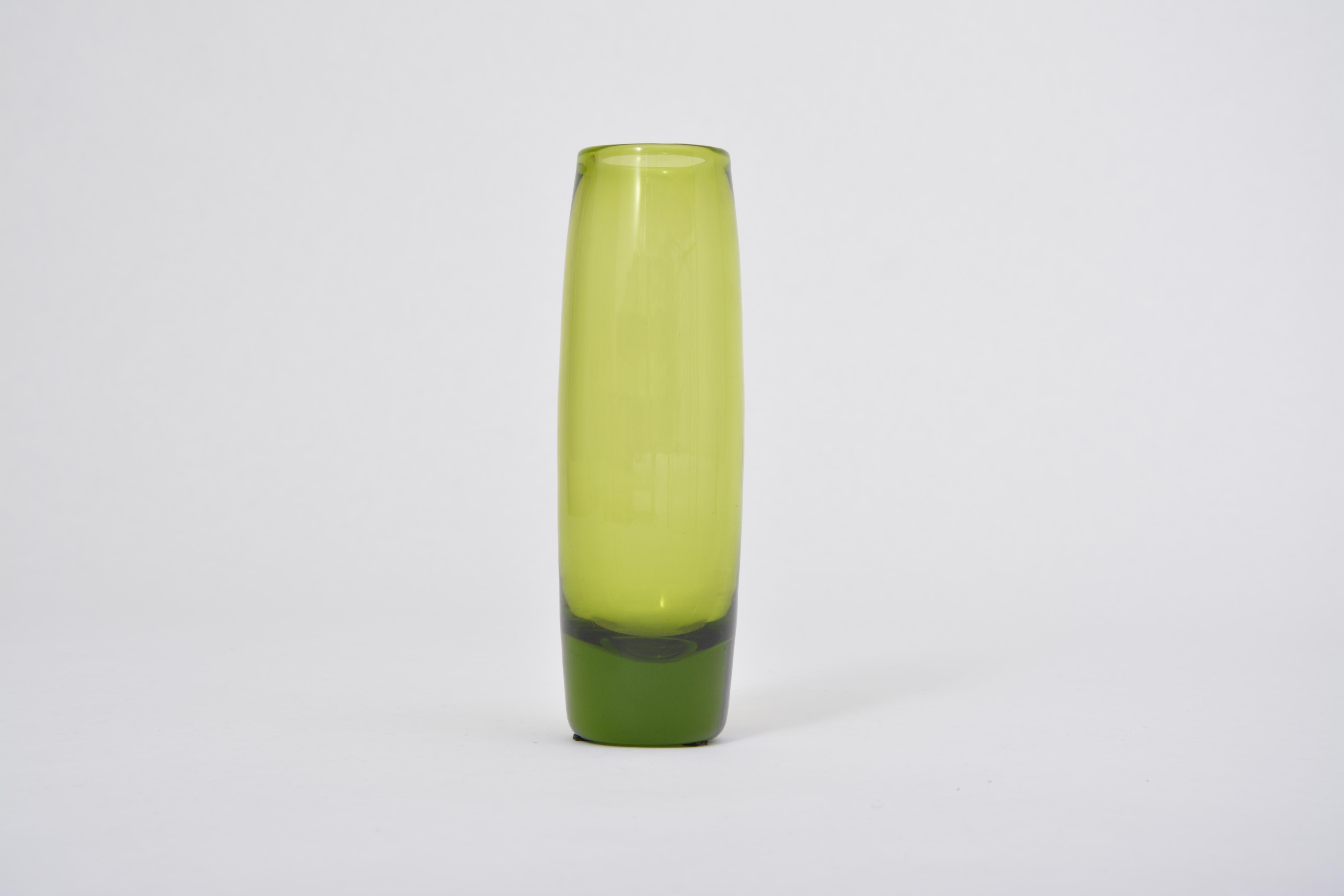 Vintage Maygreen Vase von Per Lütken für Holmegaard
Vase aus grünem Glas aus der Serie Maygreen, entworfen von Per Lütken und hergestellt von Holmegaard.
 Die Serie wurde zwischen 1955 und 1974 produziert.