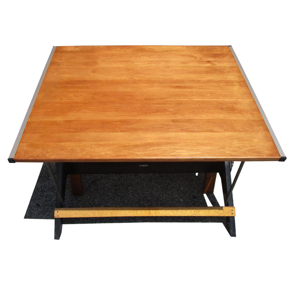Dieser alte Zeichentisch ist ein größeres Modell der Firma Mayline. Eiche mit gusseisernen Beschlägen:: in Höhe und Neigung verstellbar. Er kann als Steh- oder Sitzpult verwendet werden. 

Maßnahmen: Breite 48