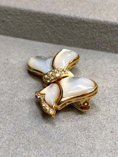 Ciondolo a forma di fiocco con diamanti MAYORS d'epoca in oro giallo 18 carati