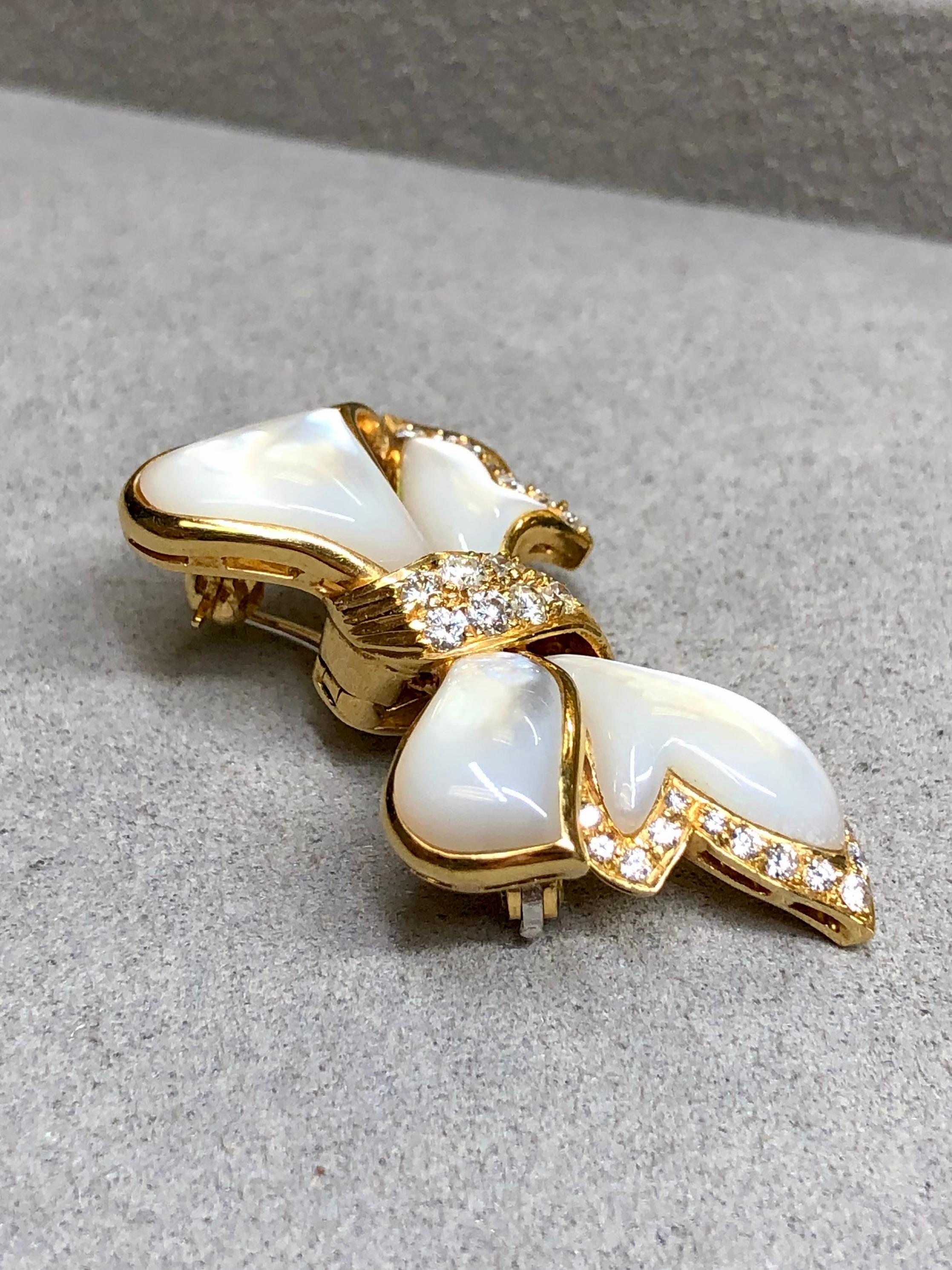 Contemporary Vintage MAYORS 18K Yellow Gold MOP Diamond Bow Brooch Pendant For Sale
