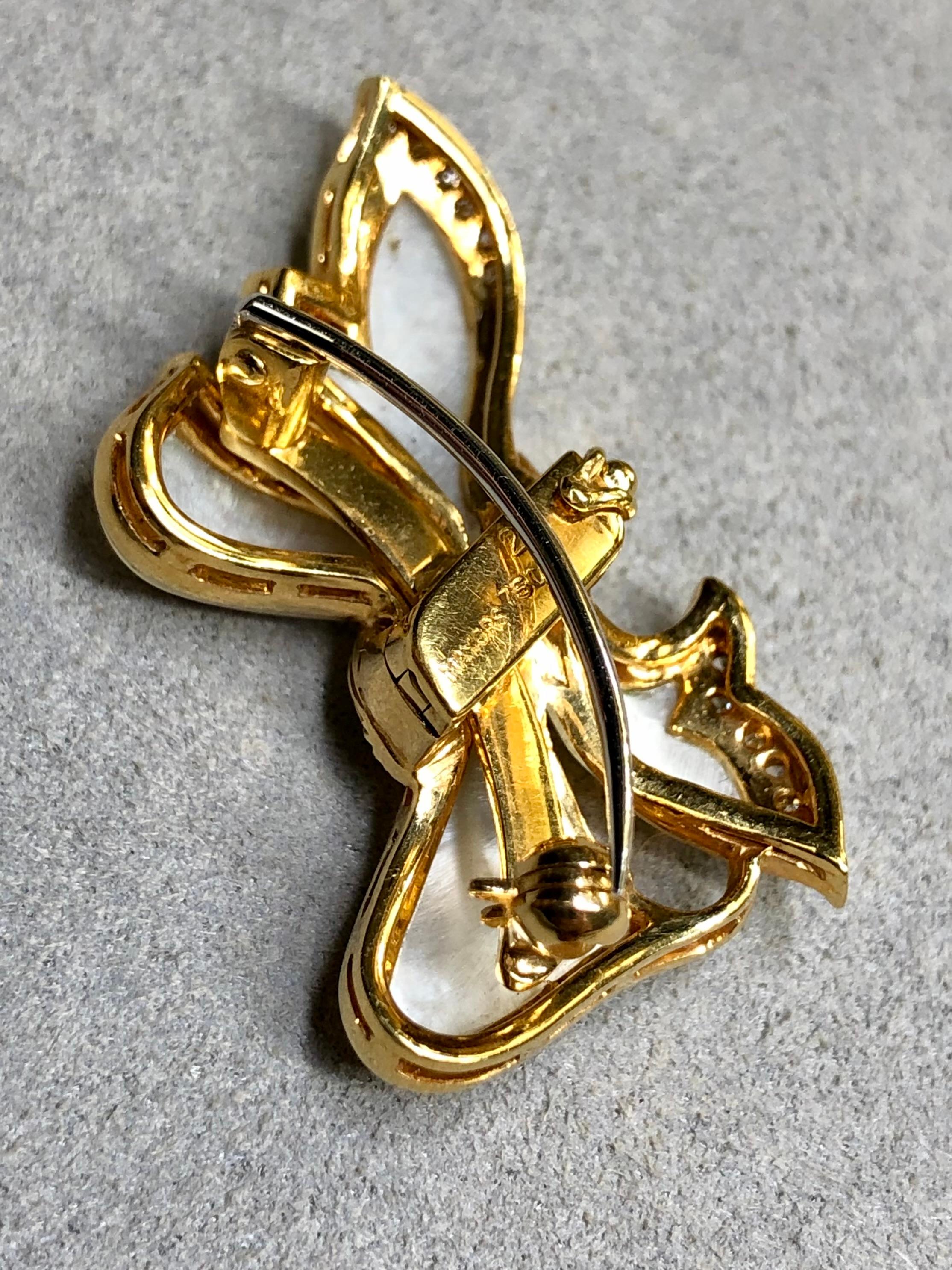 Round Cut Vintage MAYORS 18K Yellow Gold MOP Diamond Bow Brooch Pendant For Sale