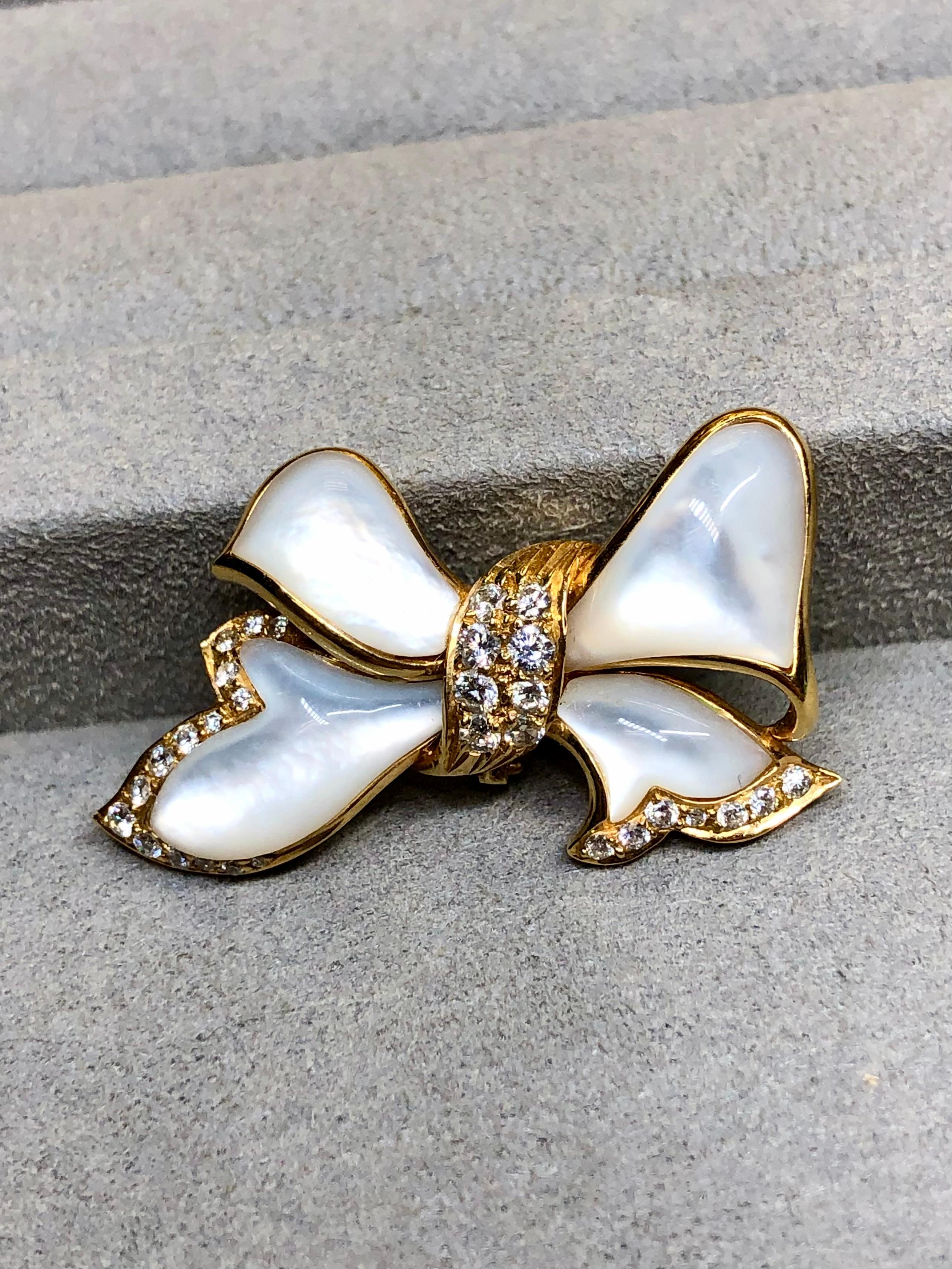 Women's or Men's Vintage MAYORS 18K Yellow Gold MOP Diamond Bow Brooch Pendant For Sale