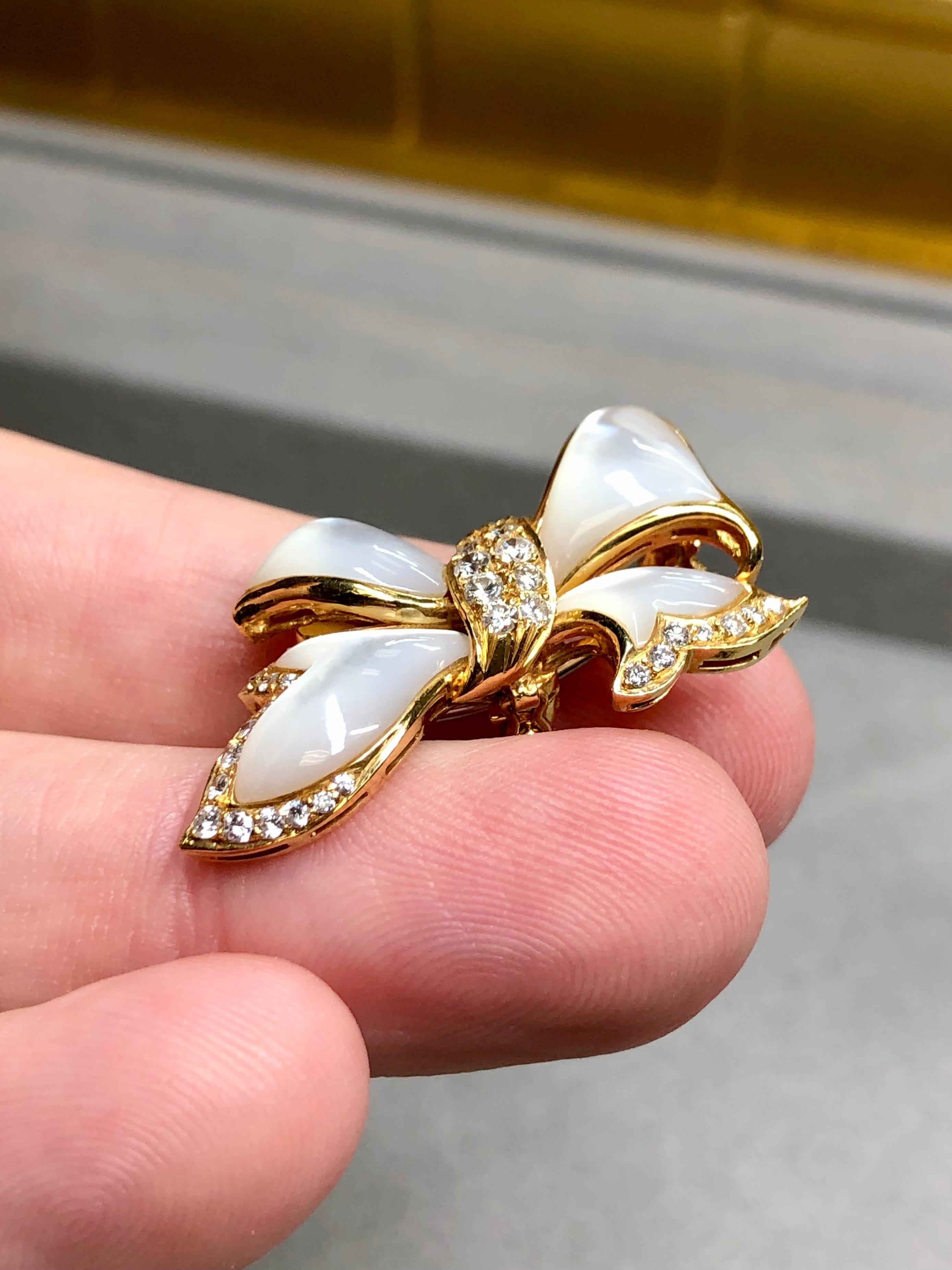 Vintage MAYORS 18K Yellow Gold MOP Diamond Bow Brooch Pendant For Sale 1
