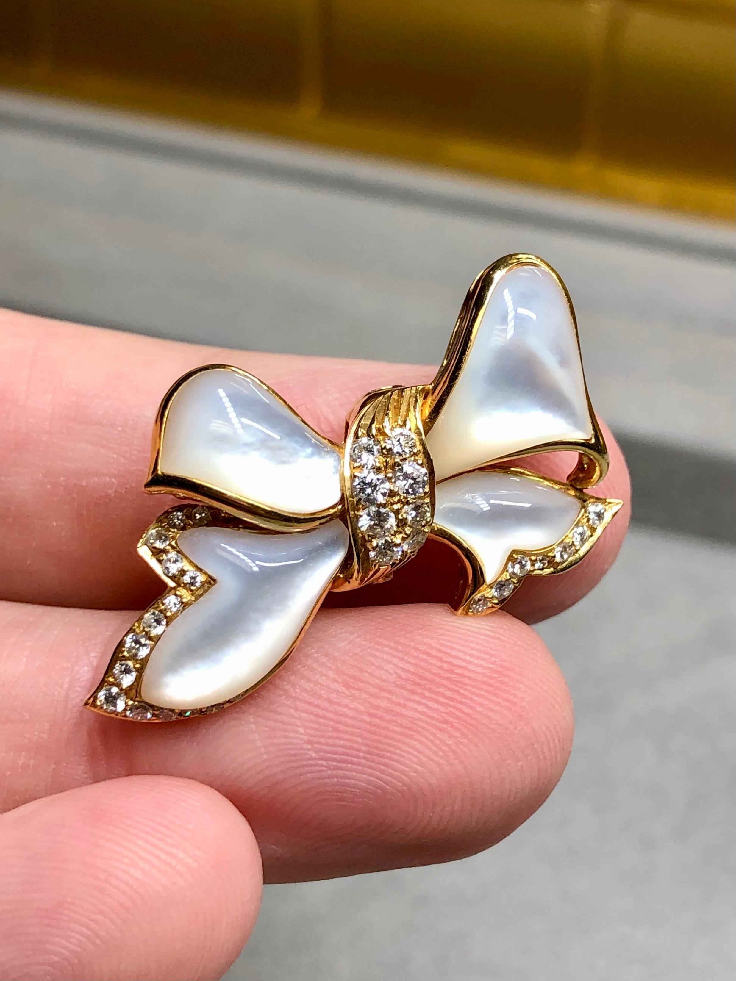 Vintage MAYORS 18K Yellow Gold MOP Diamond Bow Brooch Pendant For Sale 2