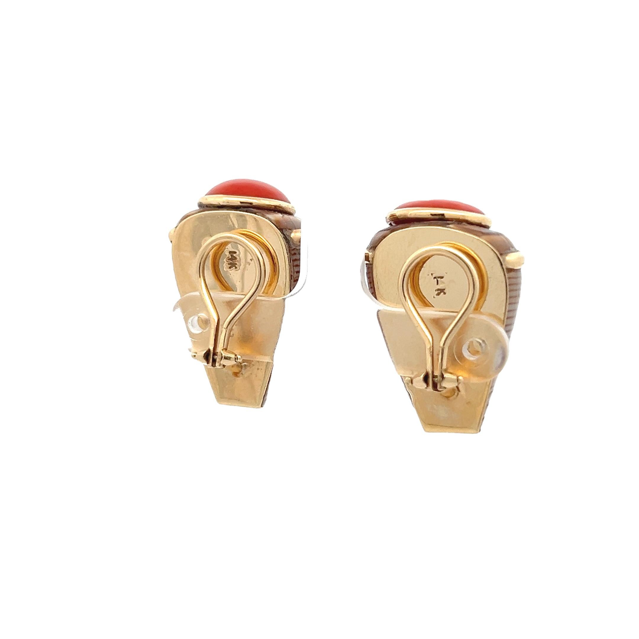 Vintage MAZ Clip-Ohrringe mit Koralle und Muschelschale in 14K Gold im Zustand „Hervorragend“ in Miami, FL