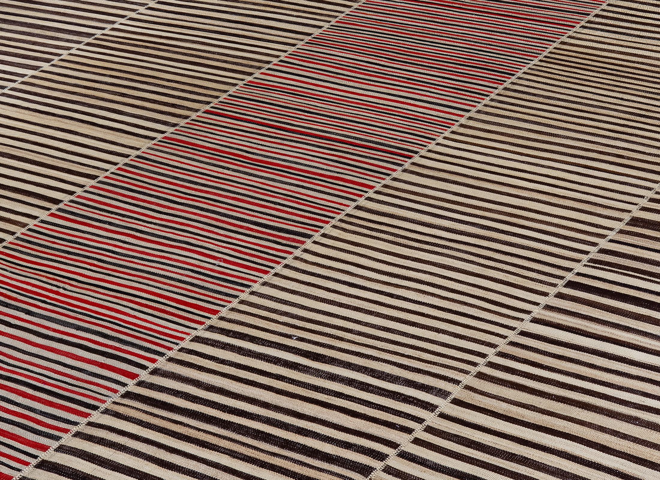 Dieses handgewebte Vintage-Flachgewebe aus Mazandaran, Iran, ist aus handgesponnener Naturwolle gefertigt und mit organischen Pflanzenpigmenten gefärbt, was sowohl Authentizität als auch Kunstfertigkeit widerspiegelt. Die kühne Streifenkomposition