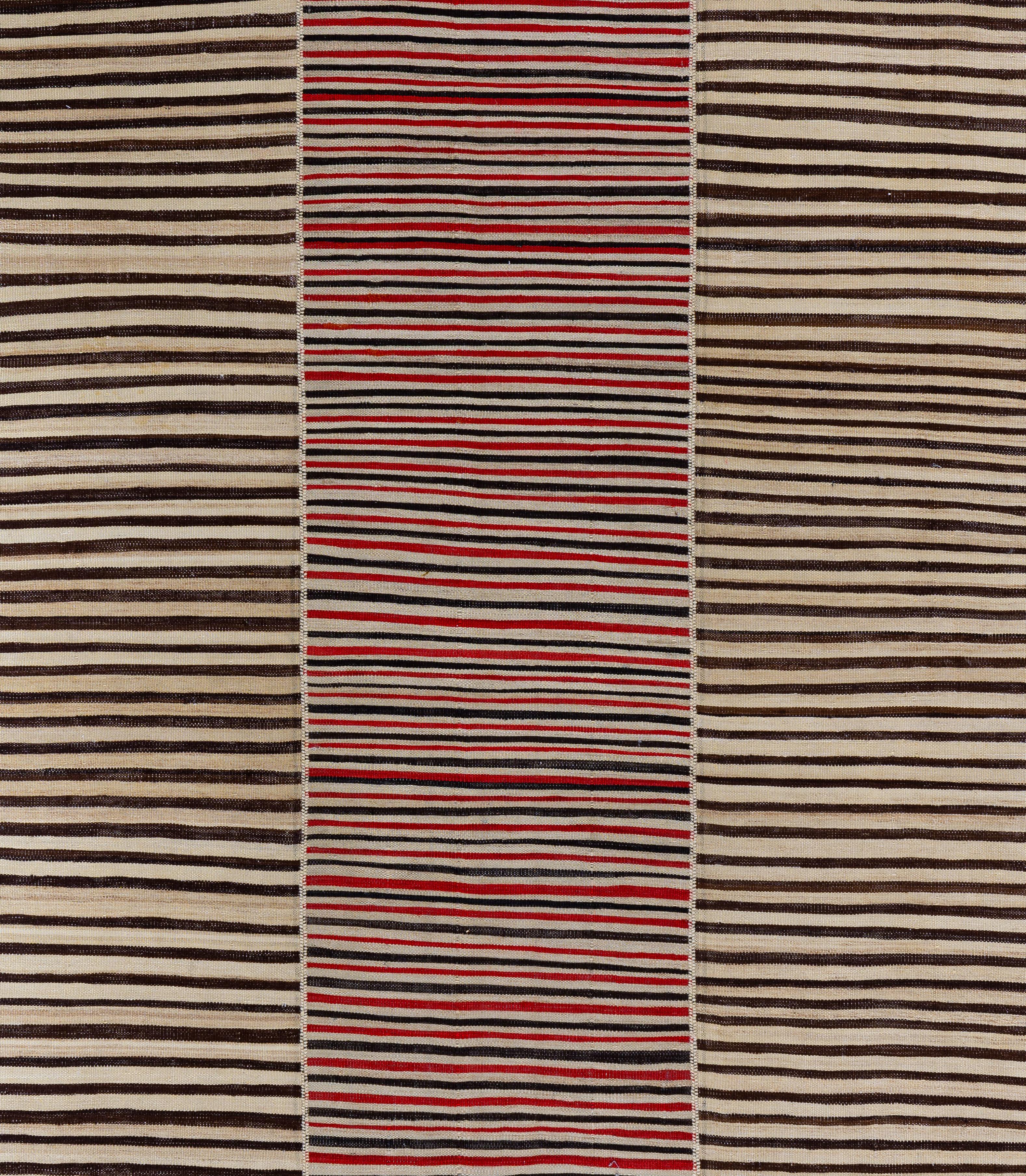 Vintage Mazandaran Flachgewebe - Handgesponnene Wolle, natürlich gefärbt, modern gestreiftes Design im Angebot 1