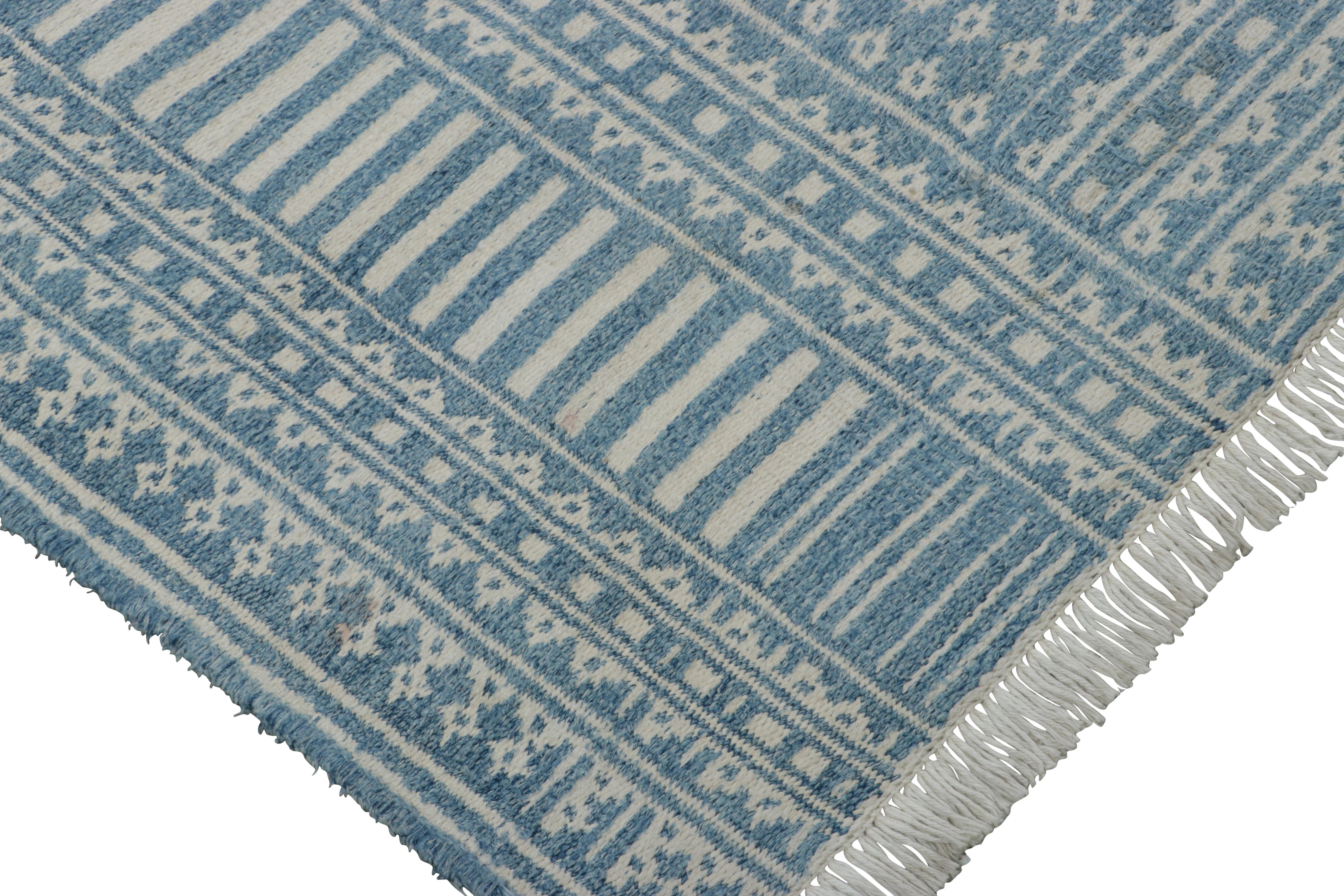 Dieser handgewebte persische Läufer-Kelim im Format 7x17 ist die neueste Ergänzung der begehrten Kilim & Flachgewebe-Kollektion von Rug & Kilim.  

Über das Design: 

Dieser Mazandaran-Kelim ist eine Interpretation eines der ältesten gewebten Stile