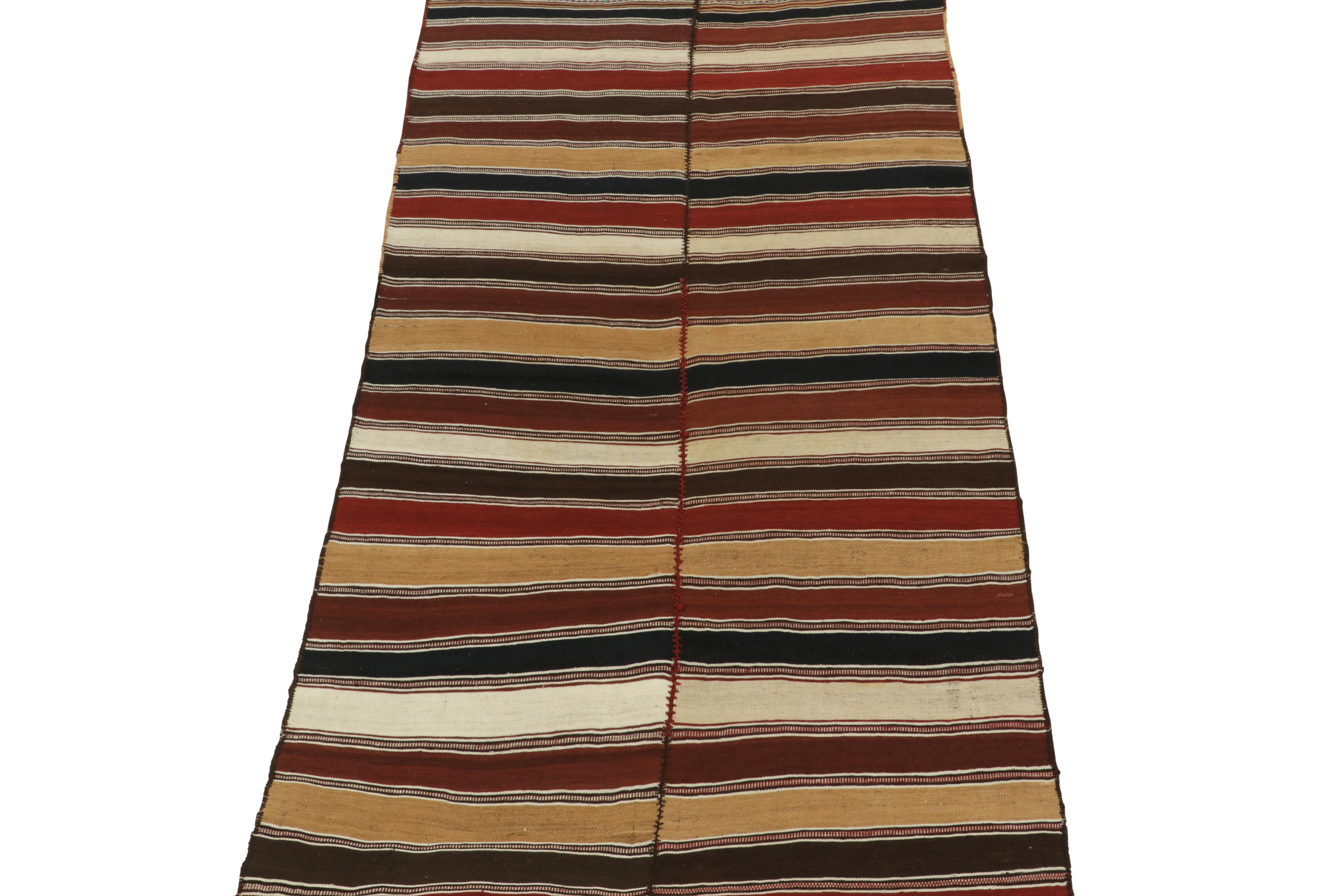 Dieser persische Mazandaran-Kilim im Format 5x9 ist ein Neuzugang in den seltenen Stammesausstellungen von Rug & Kilim. Handgewebt in Wolle, ca. 1940-1950.

Weiter zum Design: 

Dieser Mazandaran-Kelim ist eine Interpretation eines der ältesten