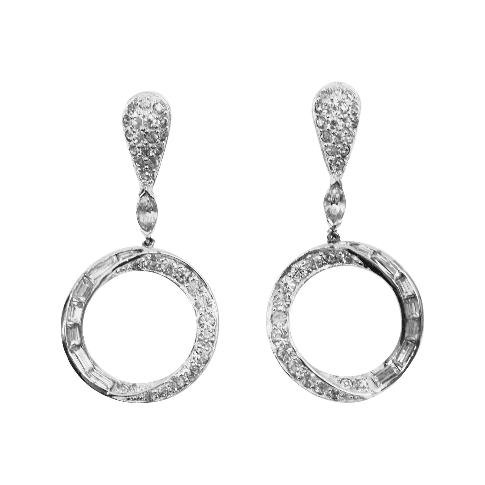 Pendientes de aro colgantes Mazer vintage con pavé y baguette Circa años 60.  Parecen joyas finas. Las piedras se arremolinan hacia dentro con las baguettes y el pavé.  Tan chic. Engancha.

¡¡¡Parecen joyas finas!!!  ¡Son mágicos!