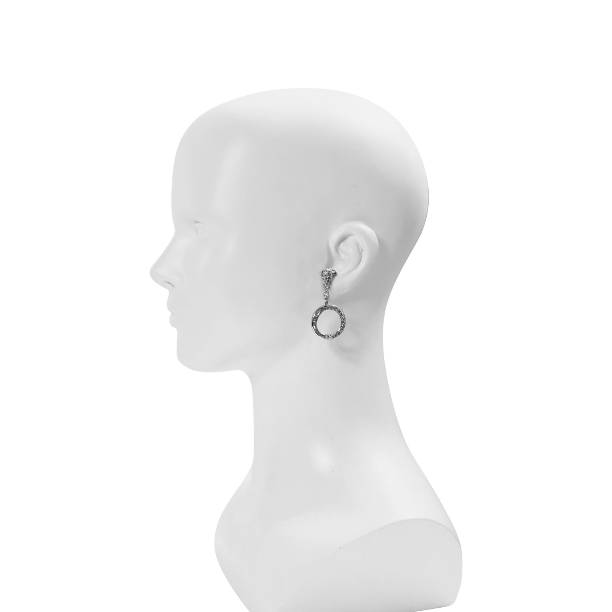 Pendientes de aro colgantes Mazer vintage con pavé y baguette, circa años 60 Moderno en venta