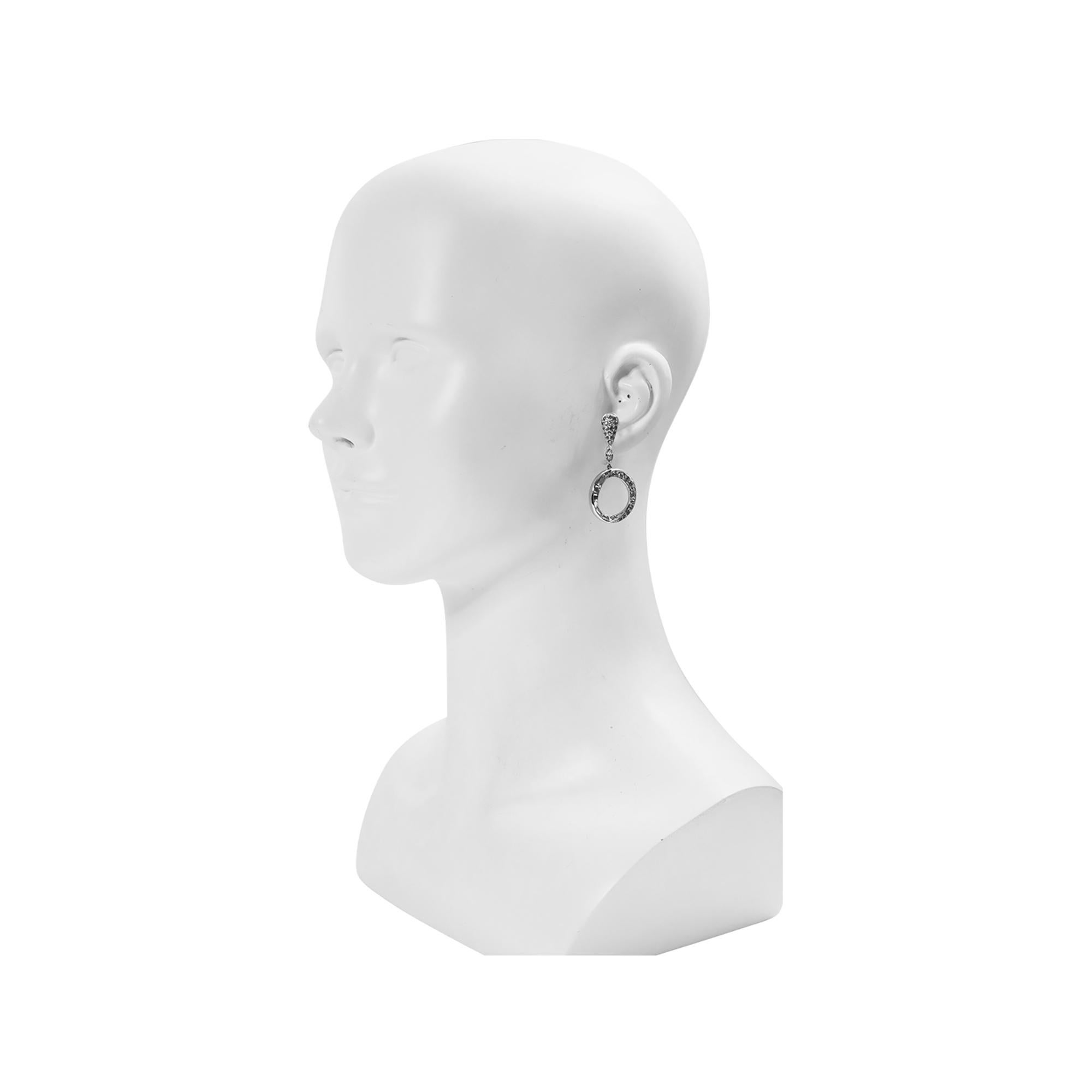 Pendientes de aro colgantes Mazer vintage con pavé y baguette, circa años 60 en Bueno estado para la venta en New York, NY