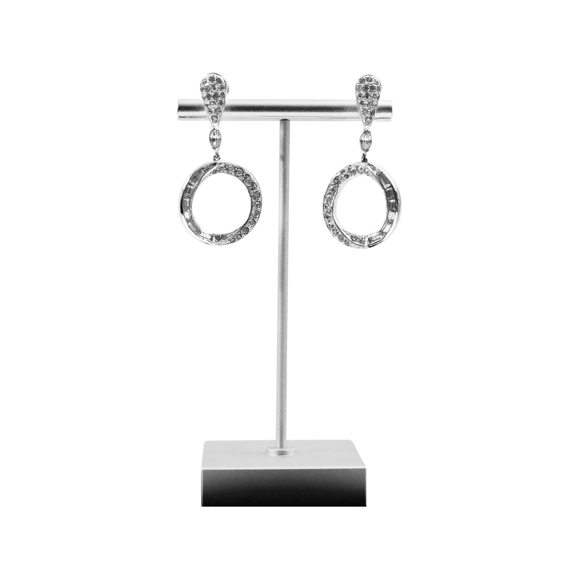 Femenino o masculino Pendientes de aro colgantes Mazer vintage con pavé y baguette, circa años 60 en venta