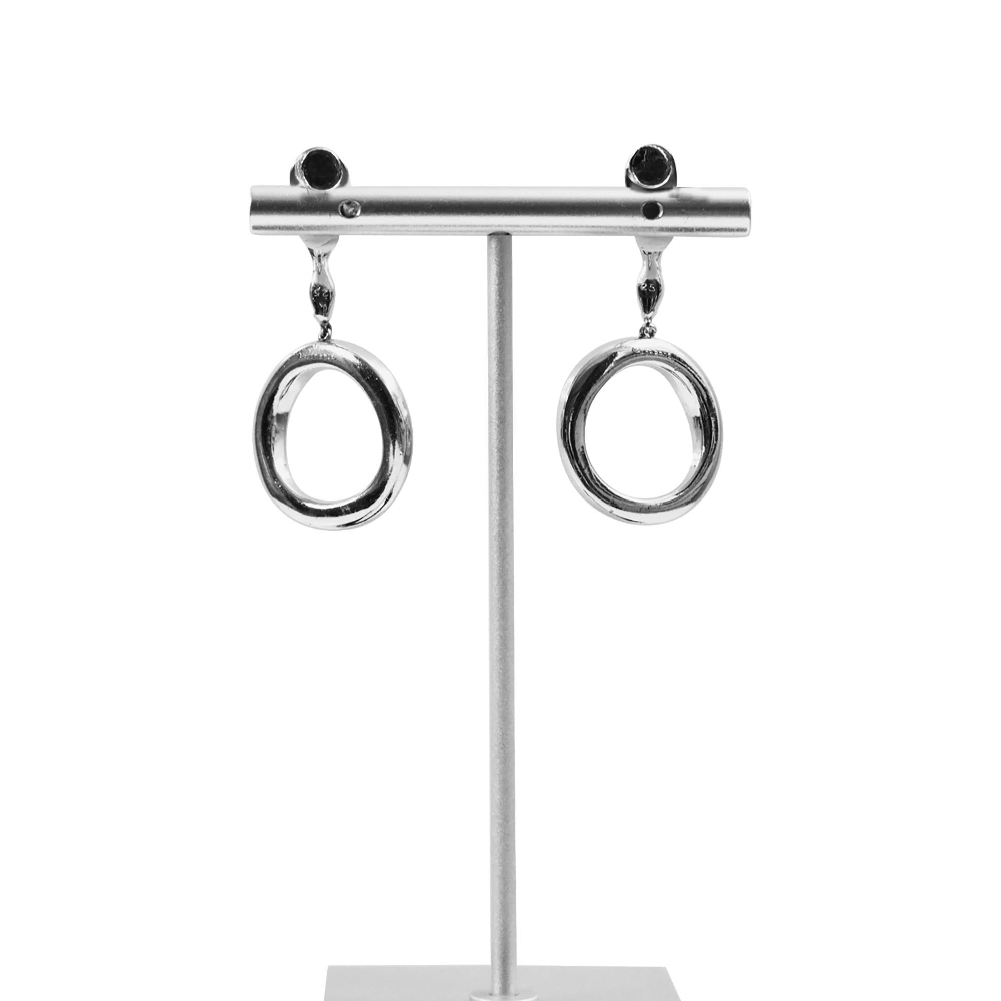 Pendientes de aro colgantes Mazer vintage con pavé y baguette, circa años 60 en venta 2