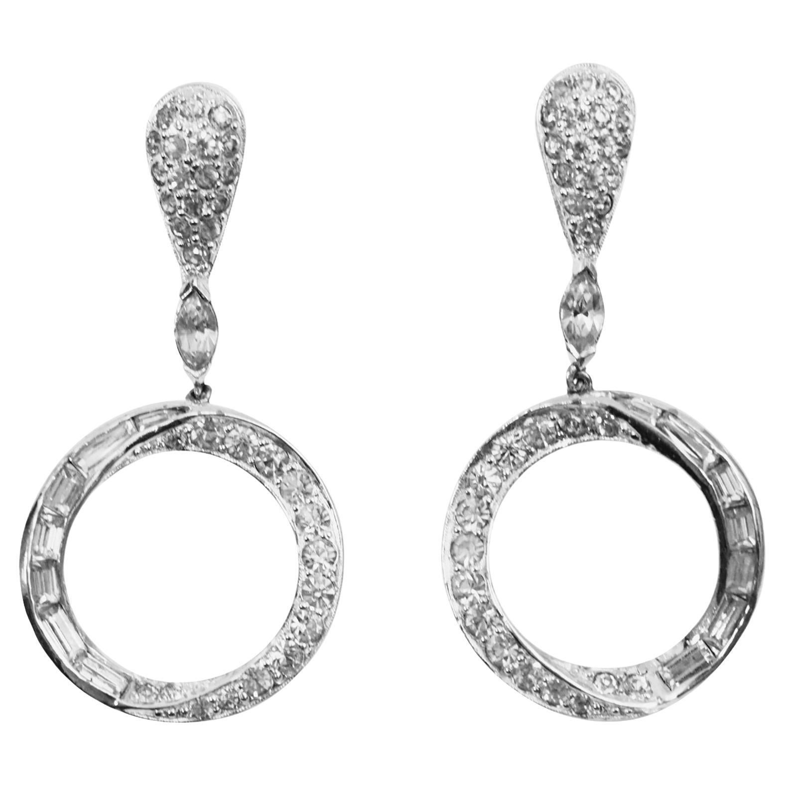 Pendientes de aro colgantes Mazer vintage con pavé y baguette, circa años 60