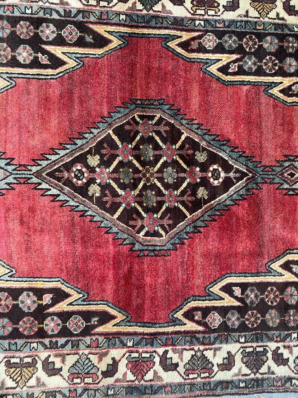 Midcentury rug with geometrical design and nice colors, entirely hand knotted with wool velvet on cotton foundation.

✨✨✨

