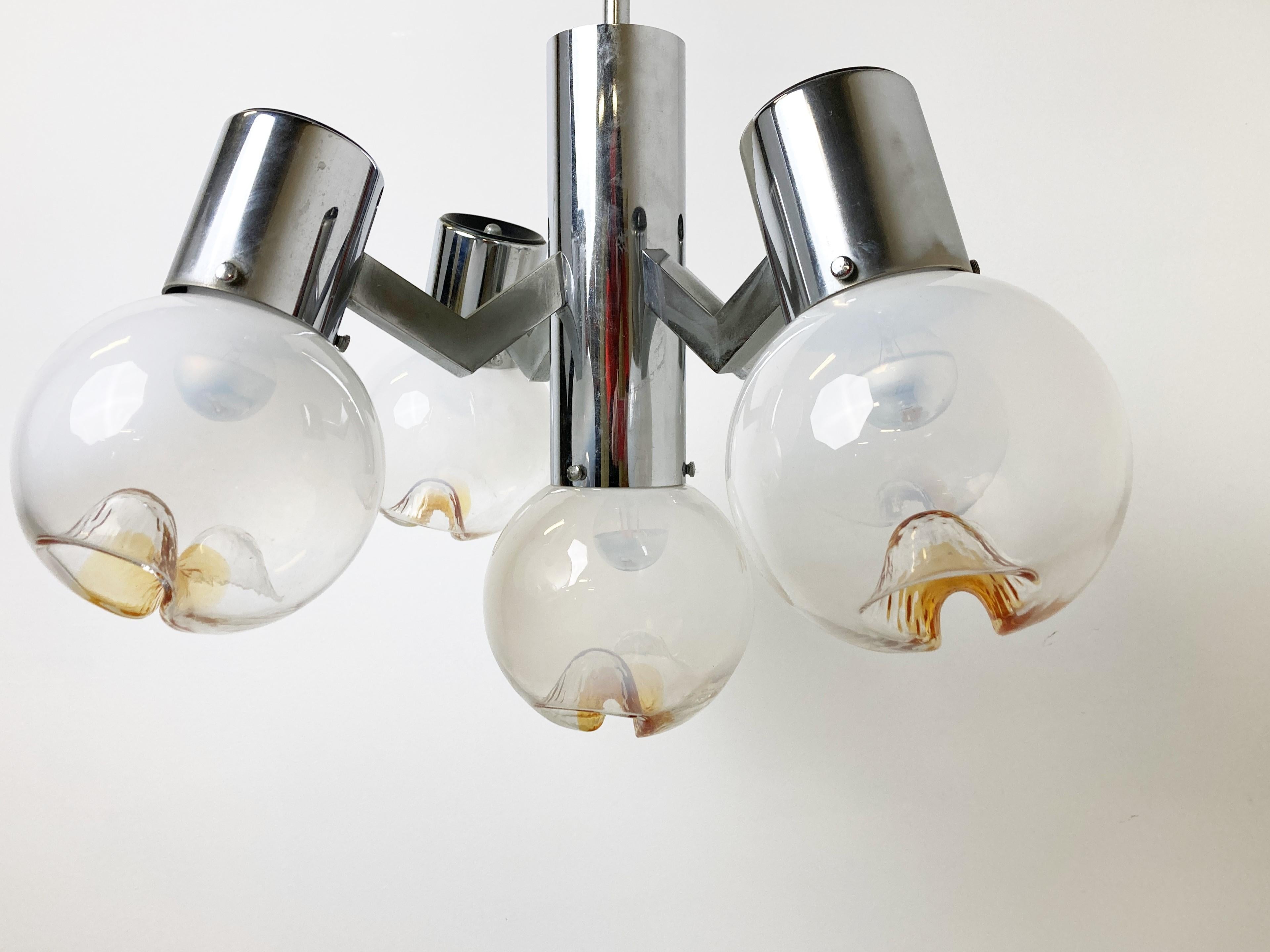 Lustre à 5 globes en verre de Murano avec une structure en métal chromé par Murano AV - Italie.

Le lustre crée une belle lumière.

Testé et prêt à l'emploi. 

Bon état

Années 1960 - Italie

Hauteur : 88cm/34.64
