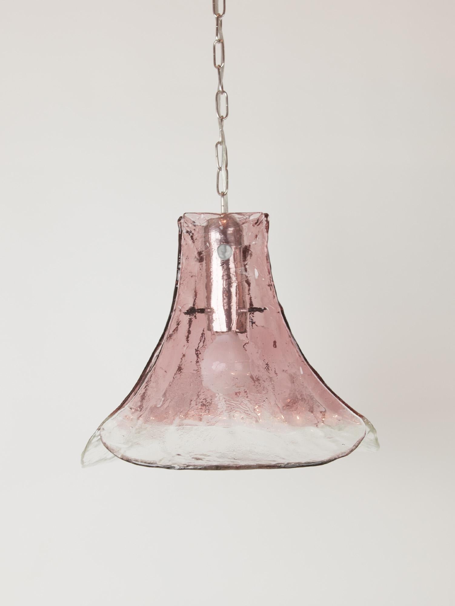 Striking pendant lamp by Carlo Nason with three curved glass pendants in clear and purple-rose coloured glass. The glass pieces hang on a chrome frame with chrome hardware. Made circa the 1960s.

Great vintage condition. All glass pendants are in