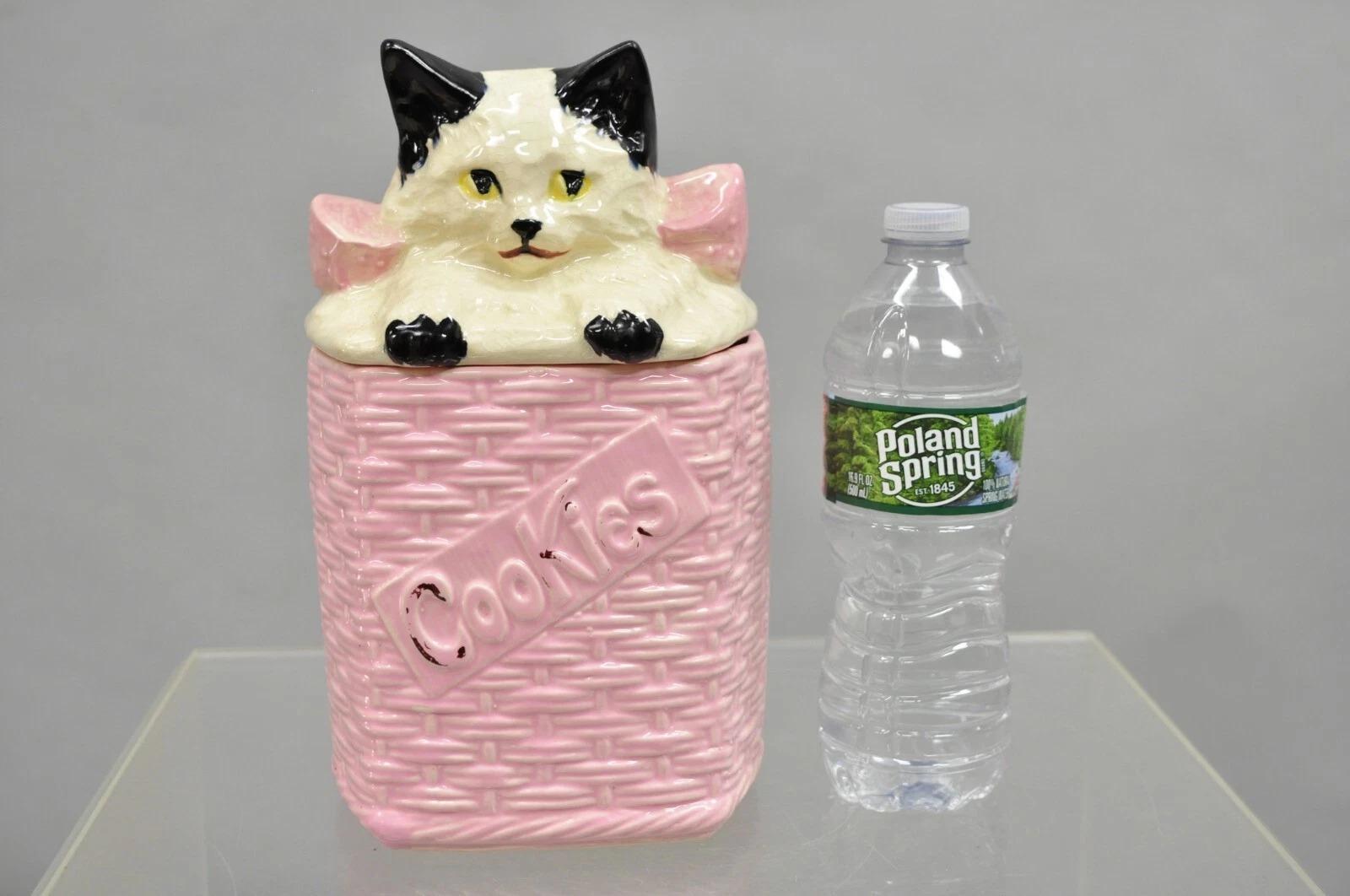 Vintage McCoy Pottery Weiß und Schwarz Katze Kätzchen Kitty in Pink Basket Cookie Jar. Circa Mitte des 20. Jahrhunderts. Abmessungen: 10