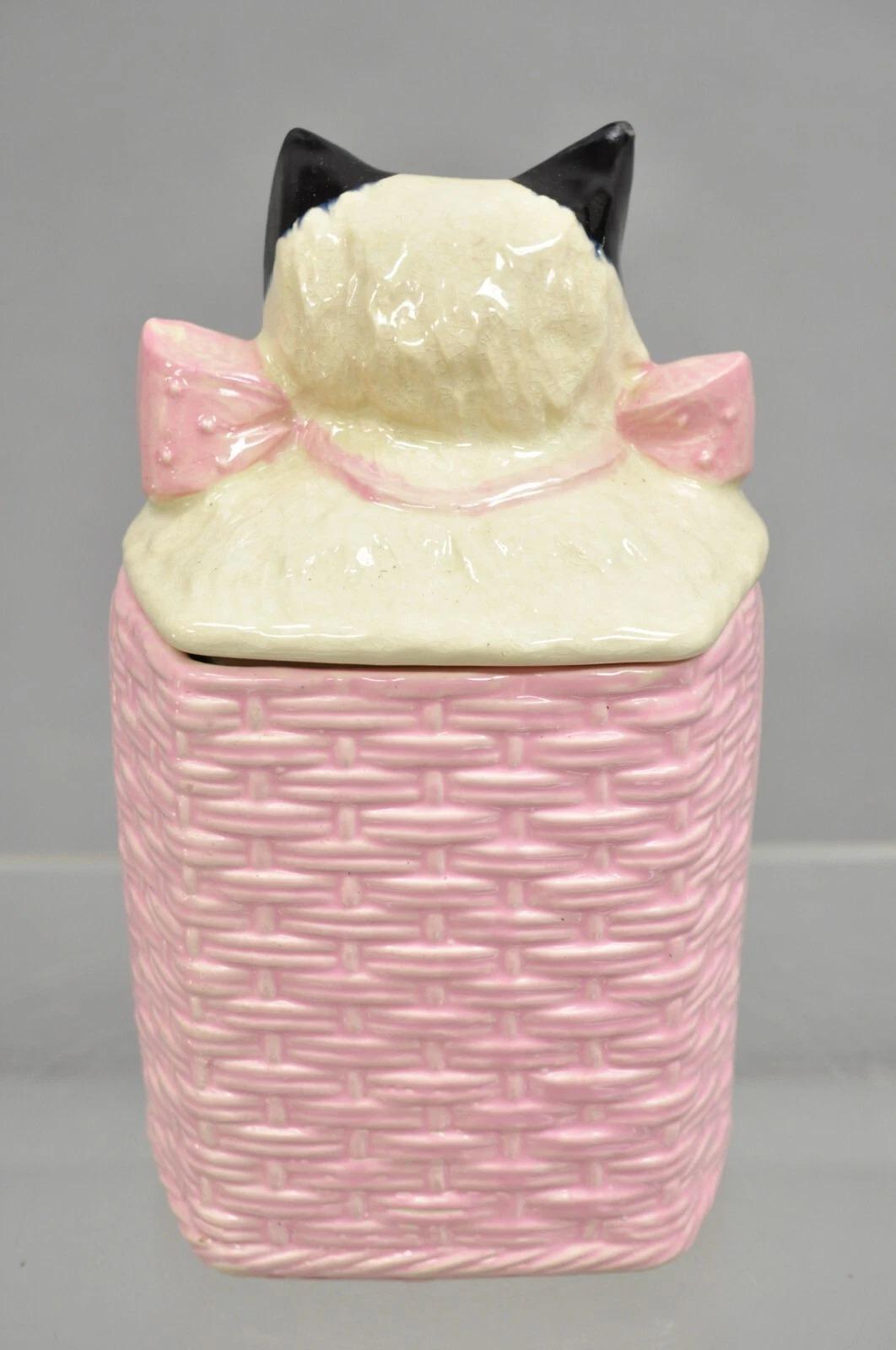 Vintage McCoy Pottery weiß und schwarz Katze Kätzchen Kitty in rosa Korb Cookie Jar (Töpferwaren) im Angebot