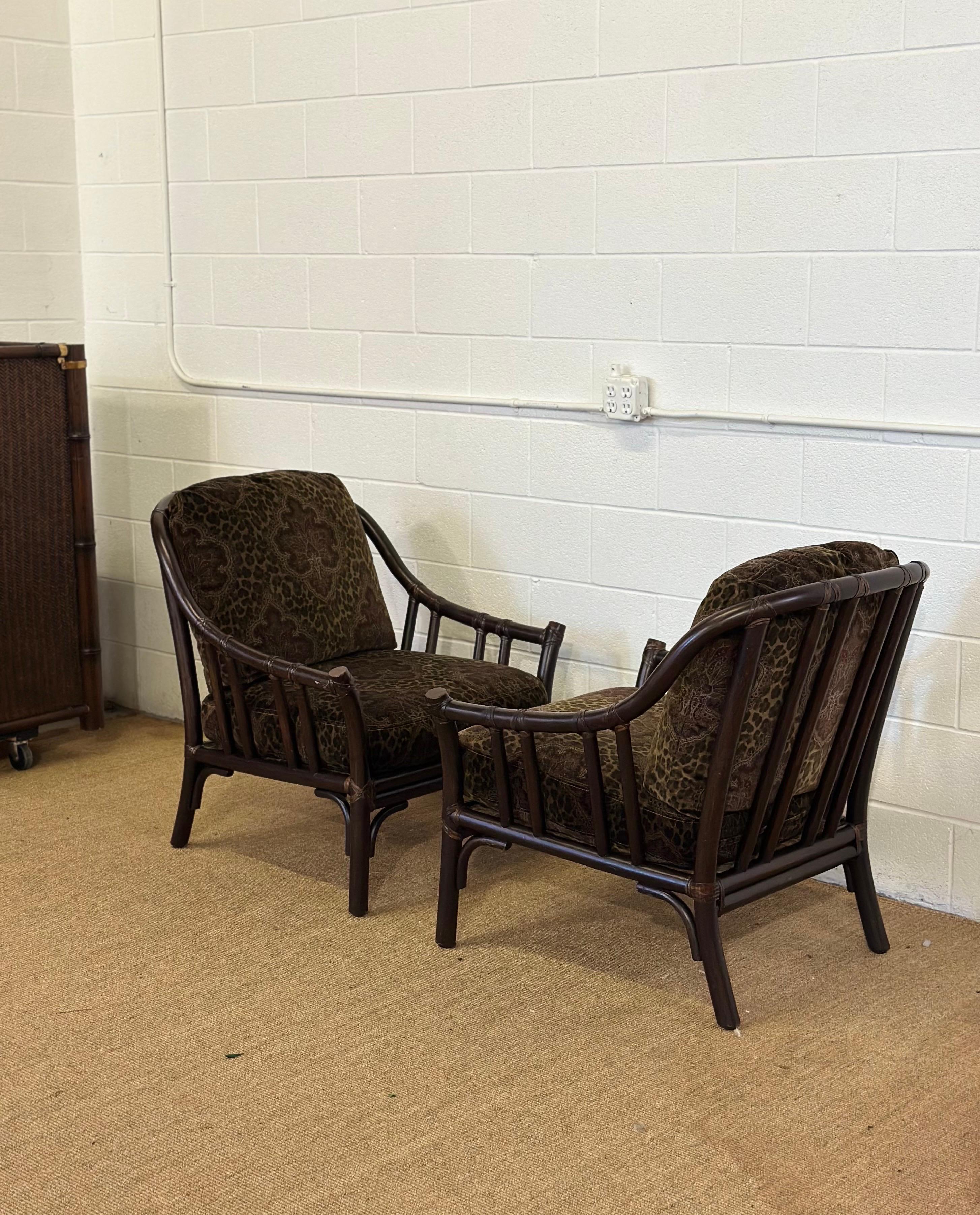 Chaises longues vintage en rotin foncé avec coussins en velours et fleurs de léopard - une paire en vente 4