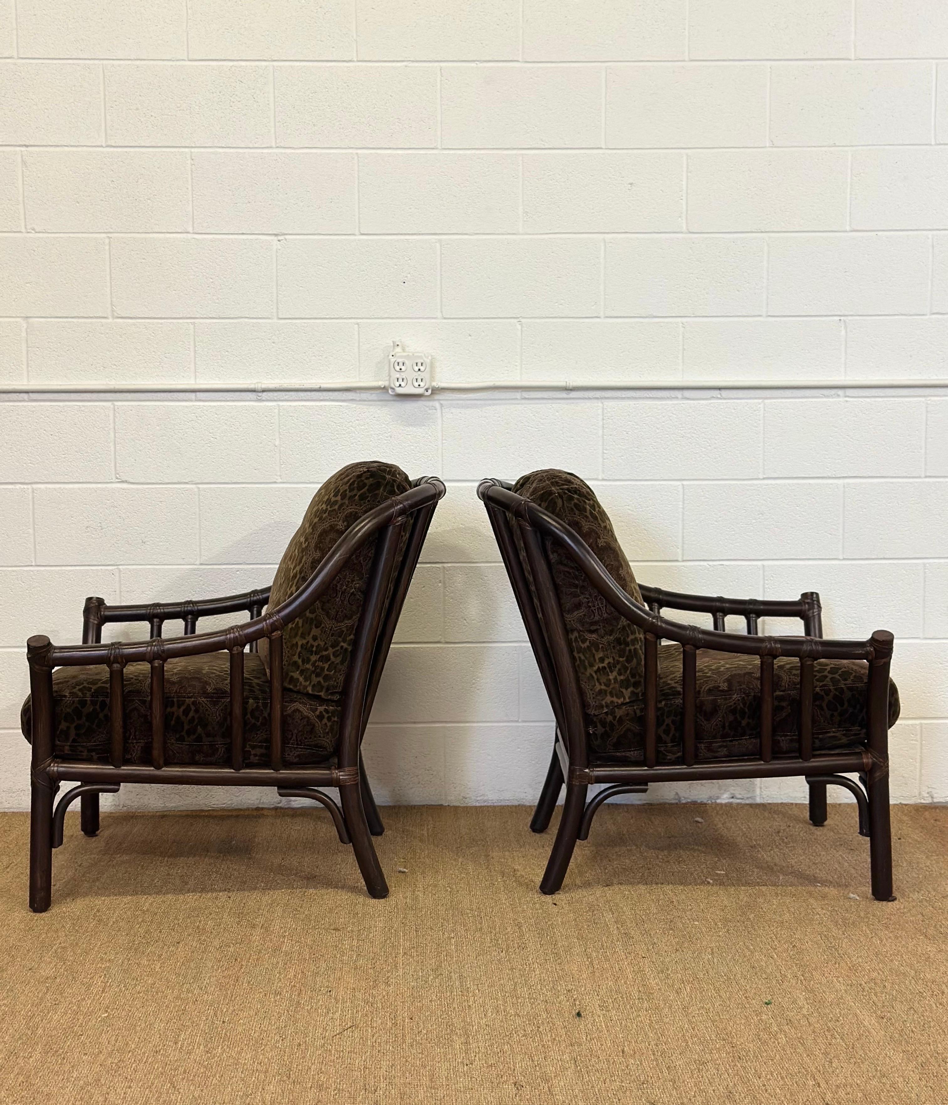 Chaises longues vintage en rotin foncé avec coussins en velours et fleurs de léopard - une paire en vente 5
