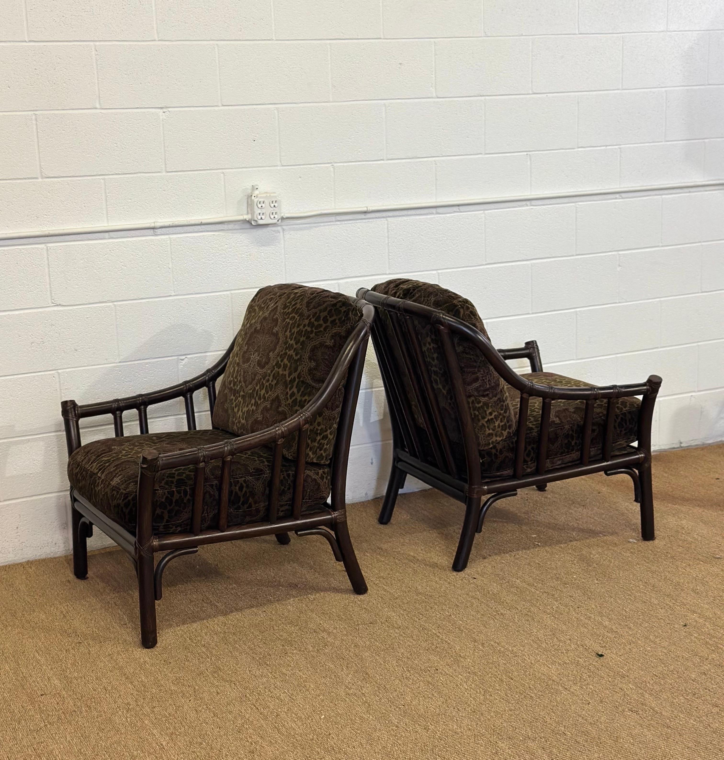 Chaises longues vintage en rotin foncé avec coussins en velours et fleurs de léopard - une paire en vente 6