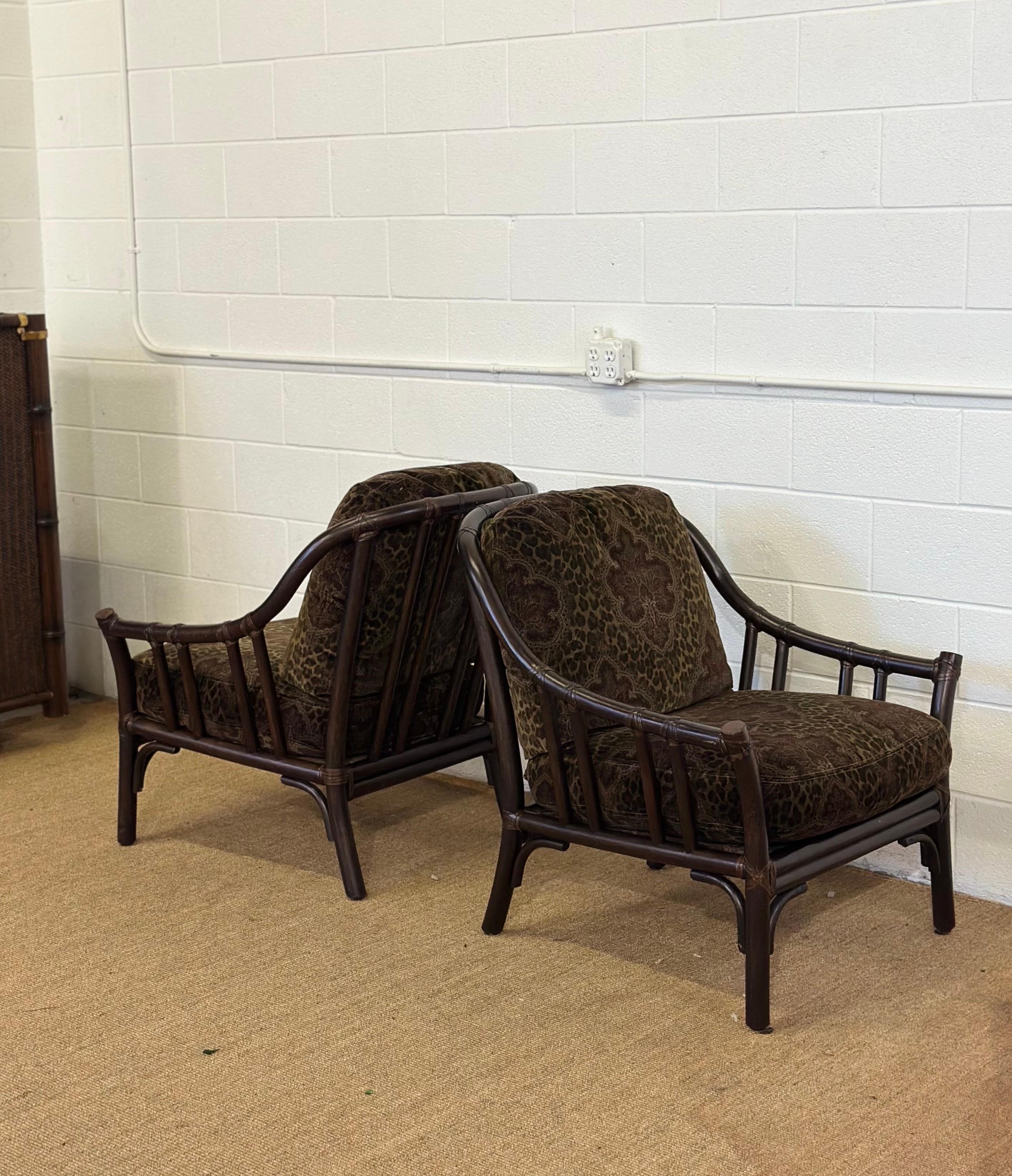 Chaises longues vintage en rotin foncé avec coussins en velours et fleurs de léopard - une paire en vente 7