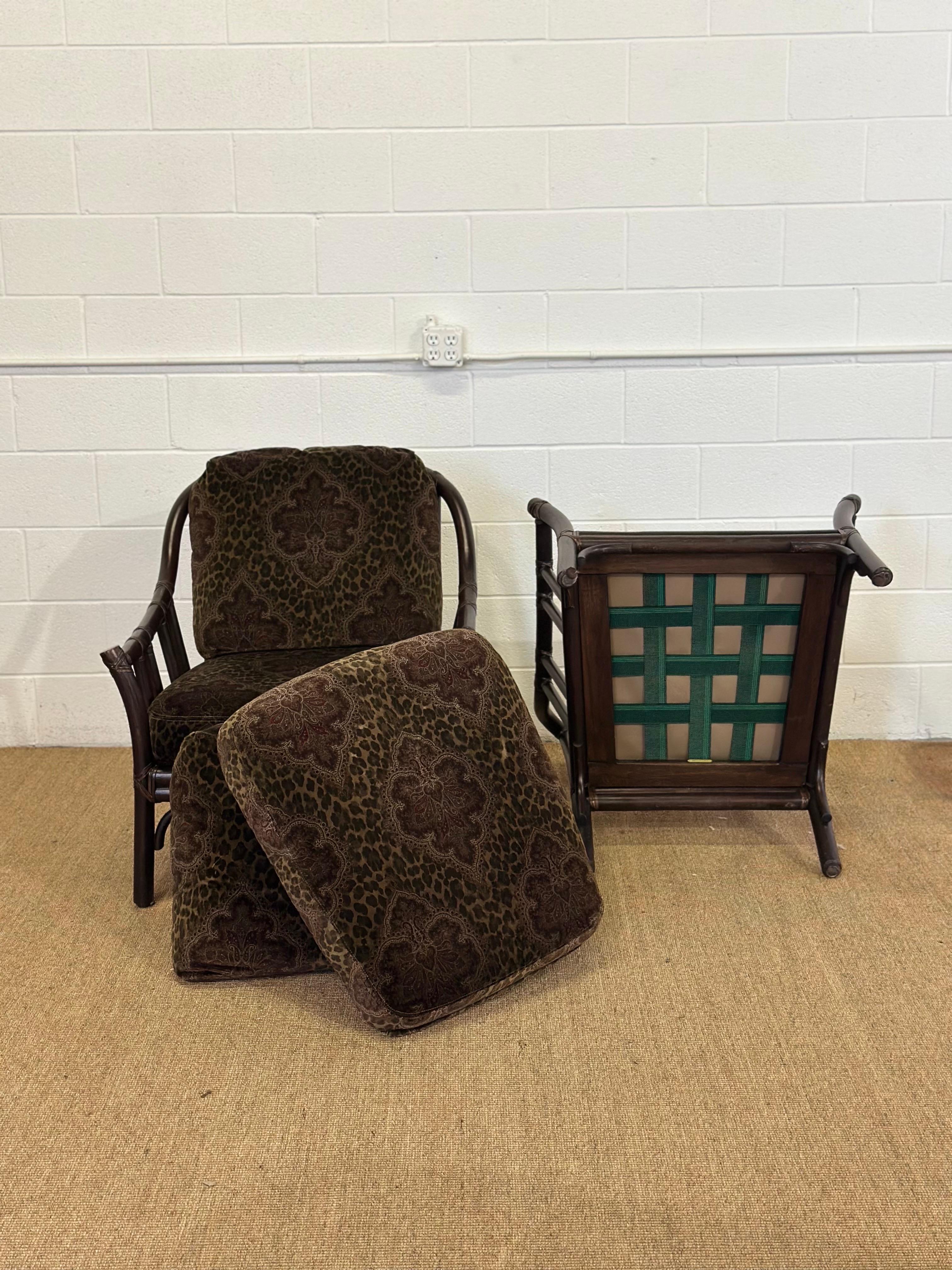 Chaises longues vintage en rotin foncé avec coussins en velours et fleurs de léopard - une paire en vente 8