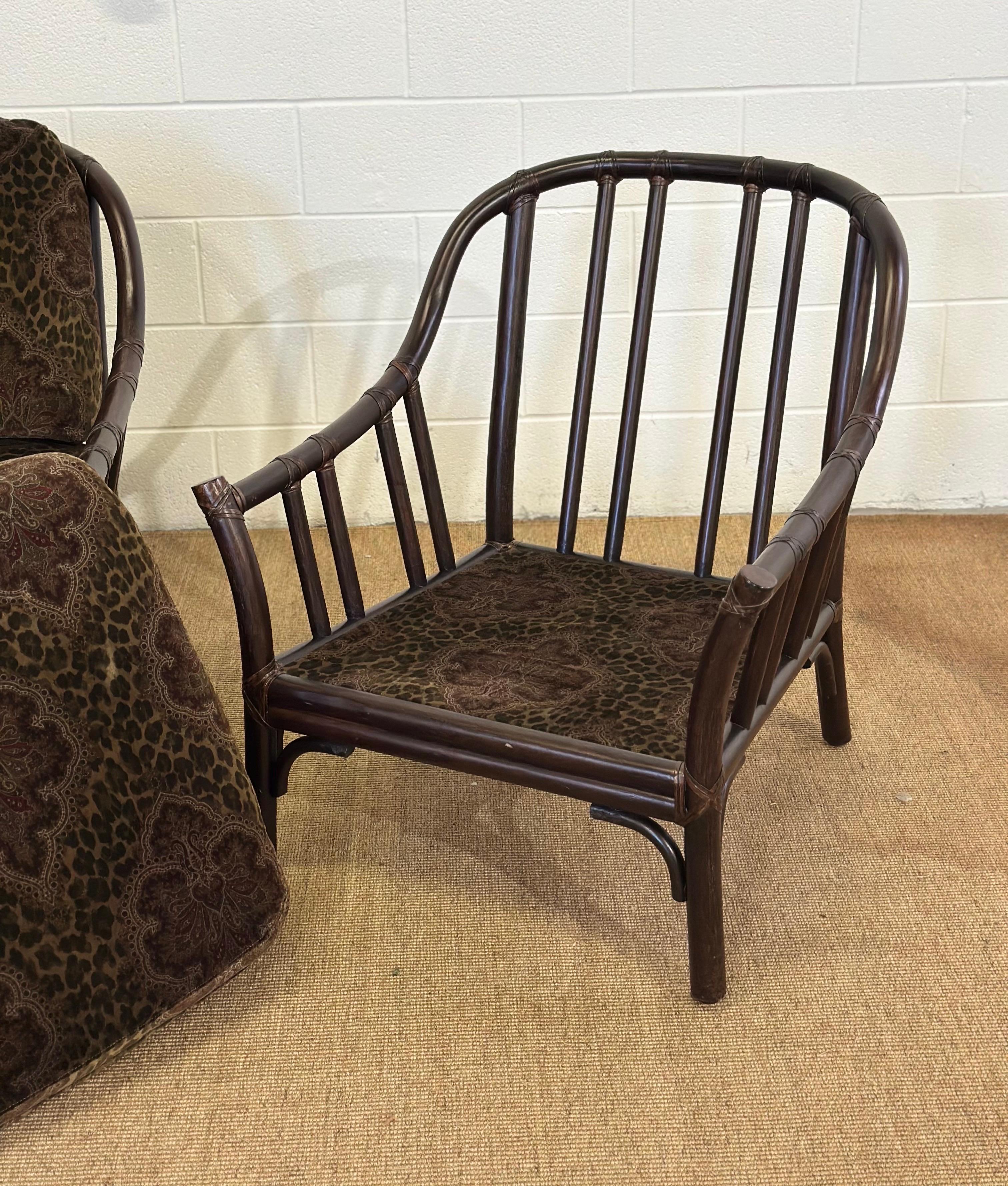 Chaises longues vintage en rotin foncé avec coussins en velours et fleurs de léopard - une paire en vente 9