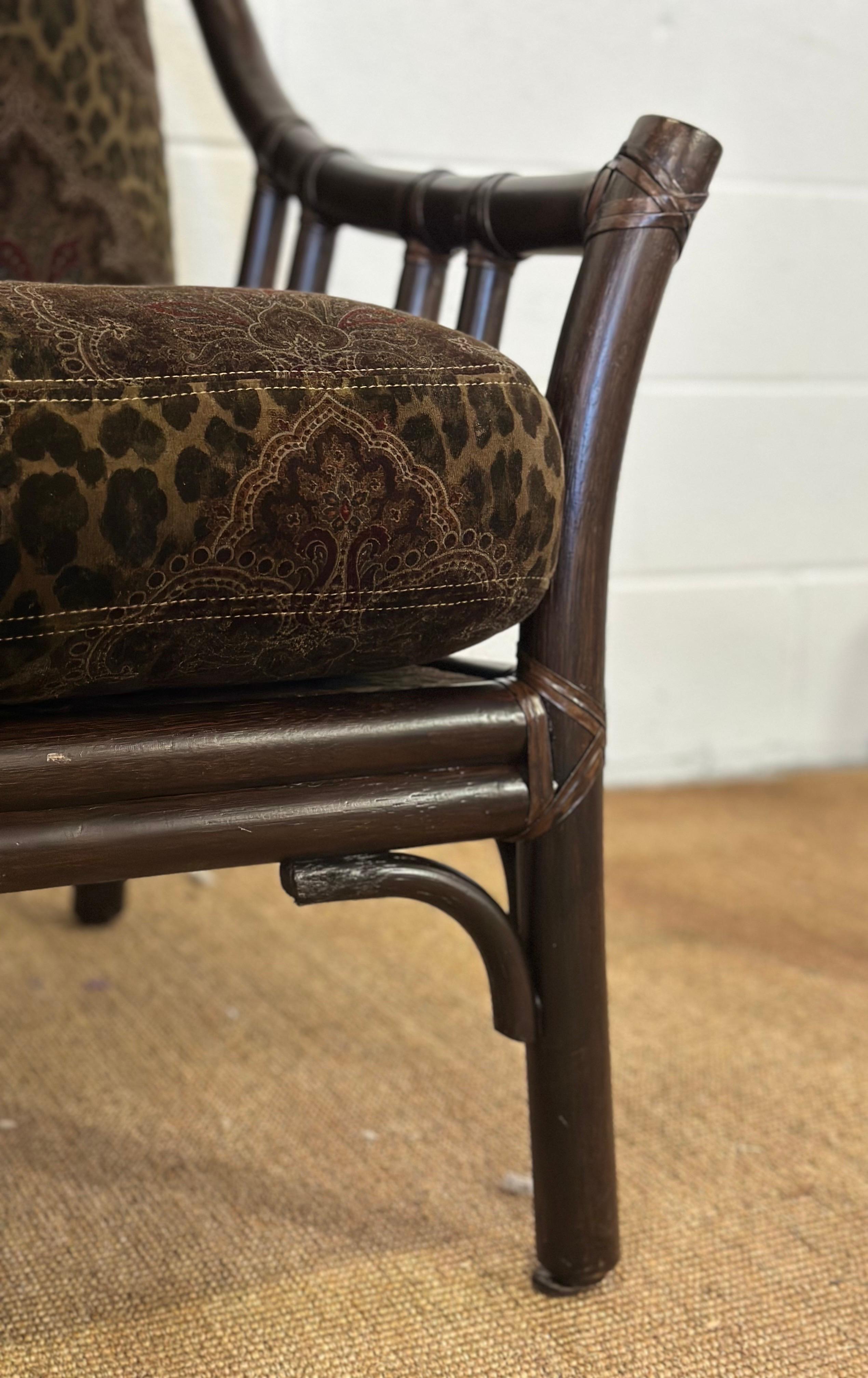Chaises longues vintage en rotin foncé avec coussins en velours et fleurs de léopard - une paire en vente 11