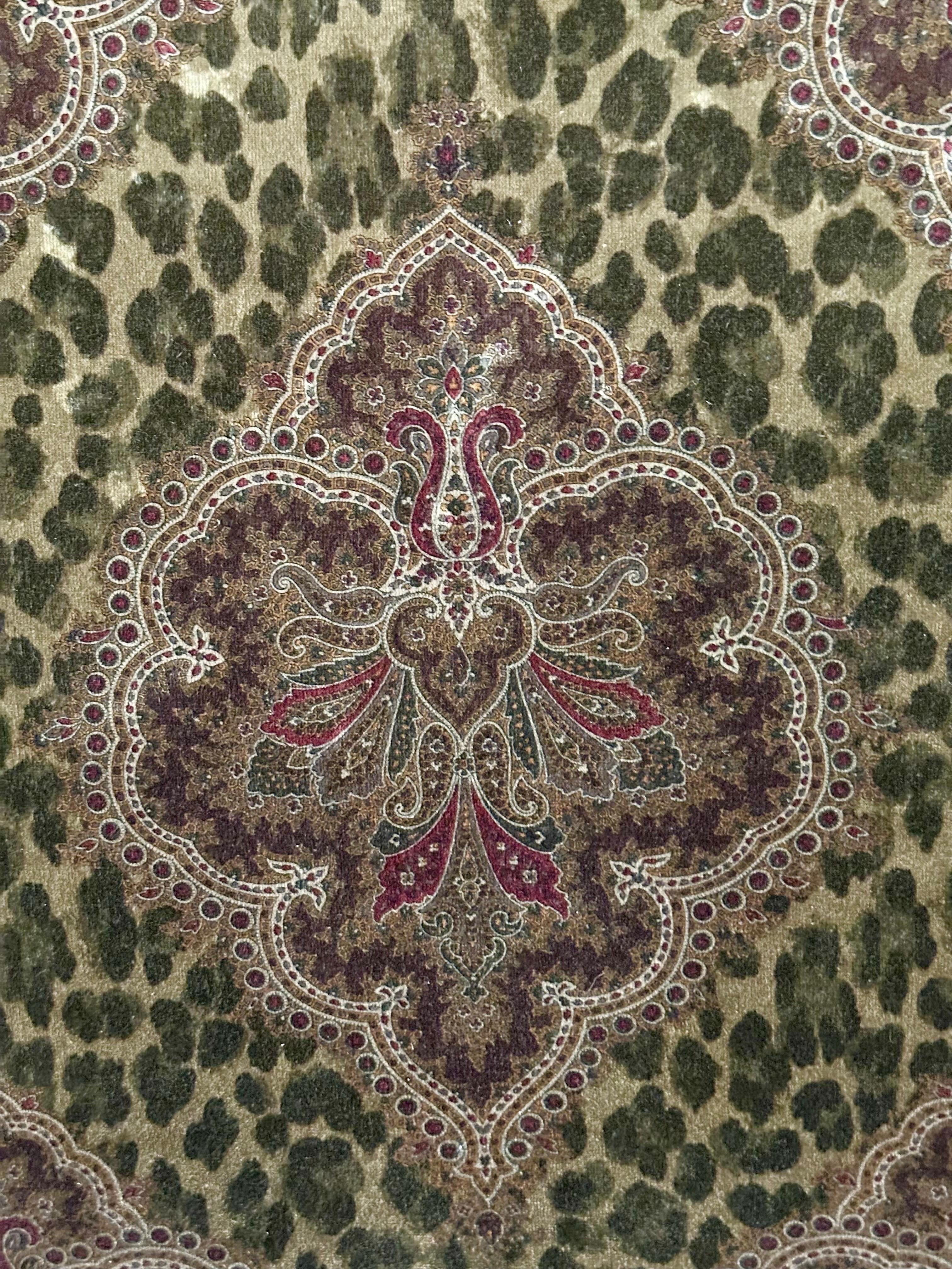 Chaises longues vintage en rotin foncé avec coussins en velours et fleurs de léopard - une paire en vente 13