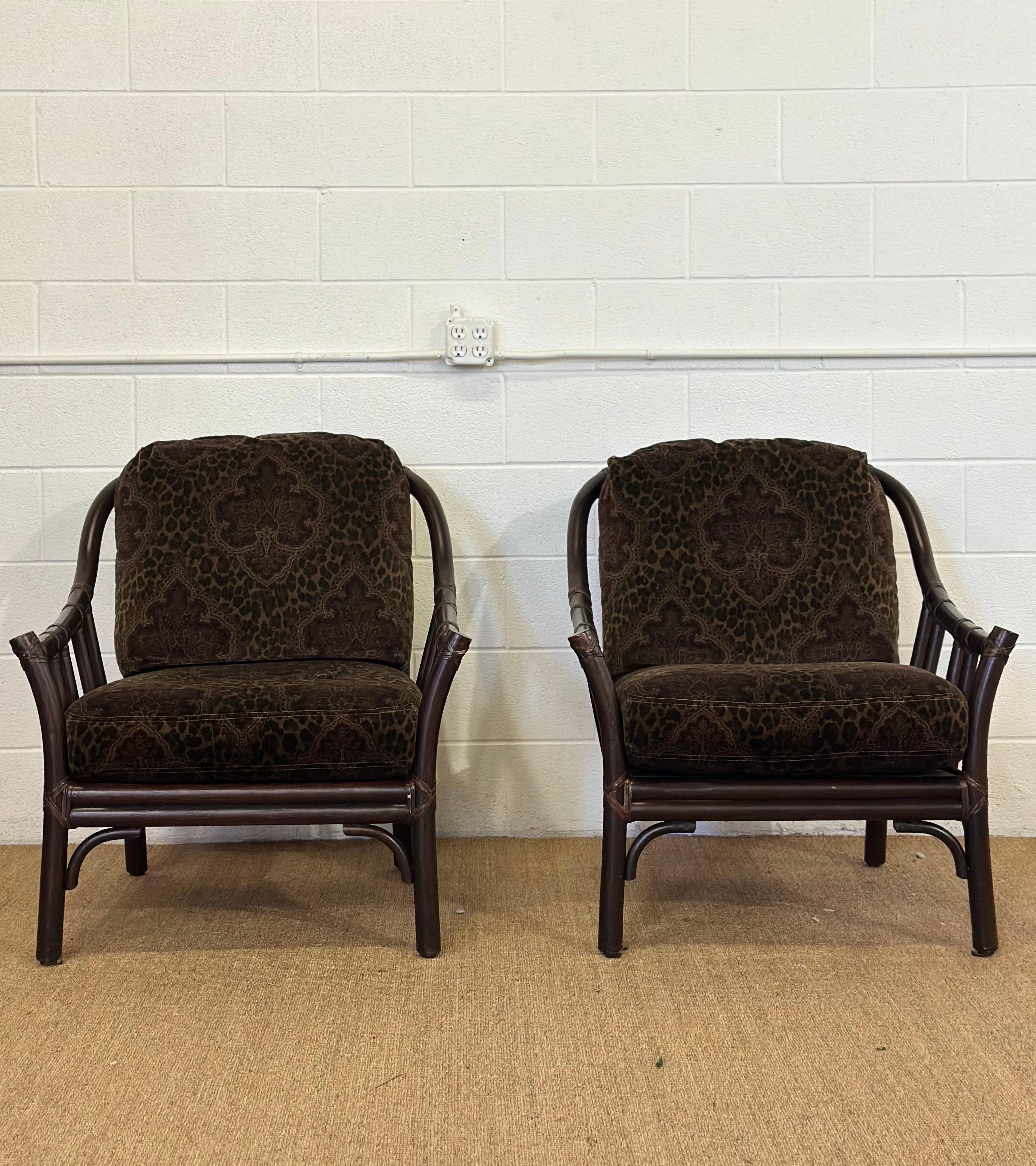 Nous avons le plaisir de vous proposer une paire de chaises longues McGuire, datant des années 1970. Fabriquées avec les armatures en rotin caractéristiques de McGuire, les chaises présentent des lignes audacieuses et arrondies avec des fixations