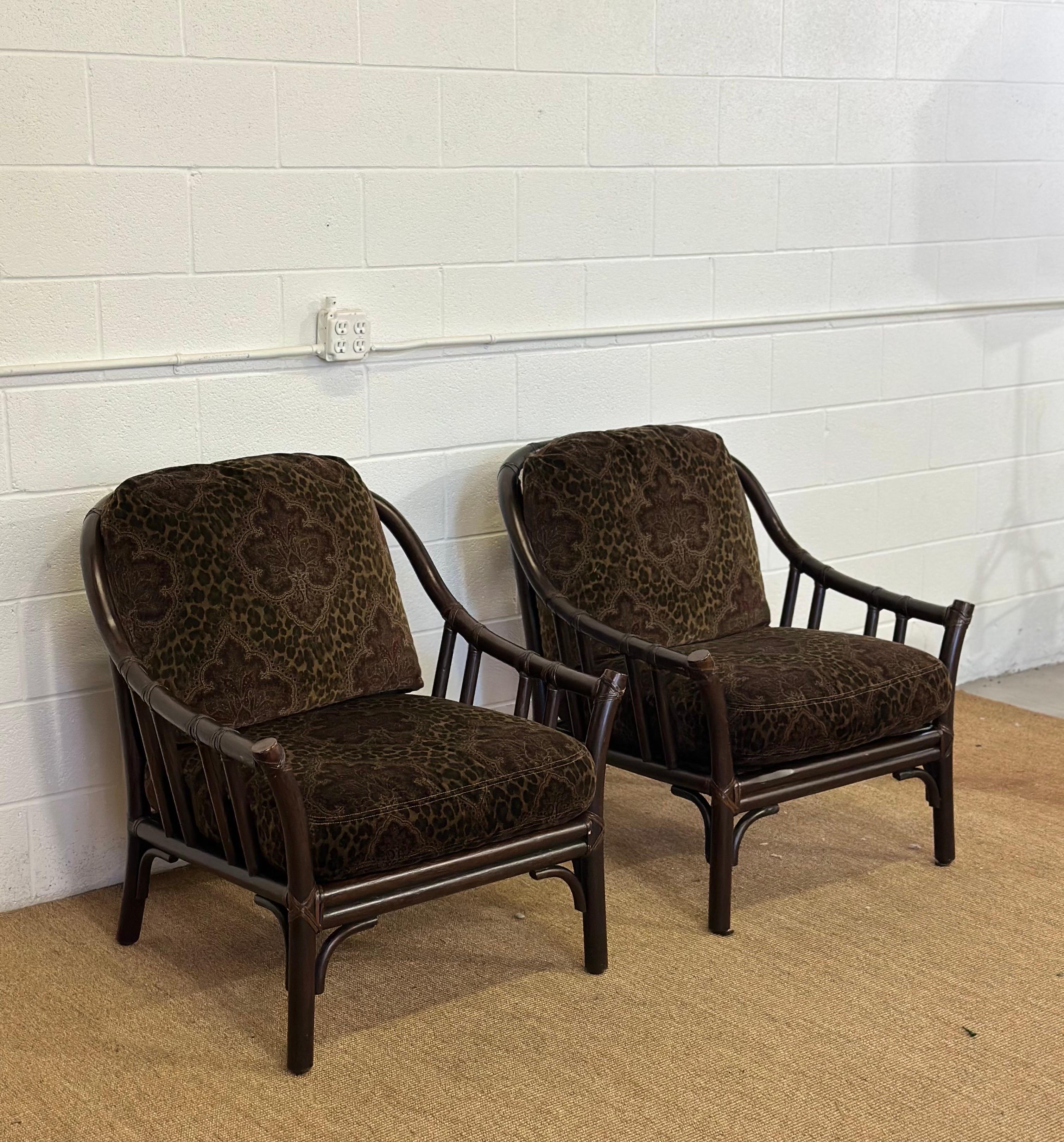 Organique Chaises longues vintage en rotin foncé avec coussins en velours et fleurs de léopard - une paire en vente