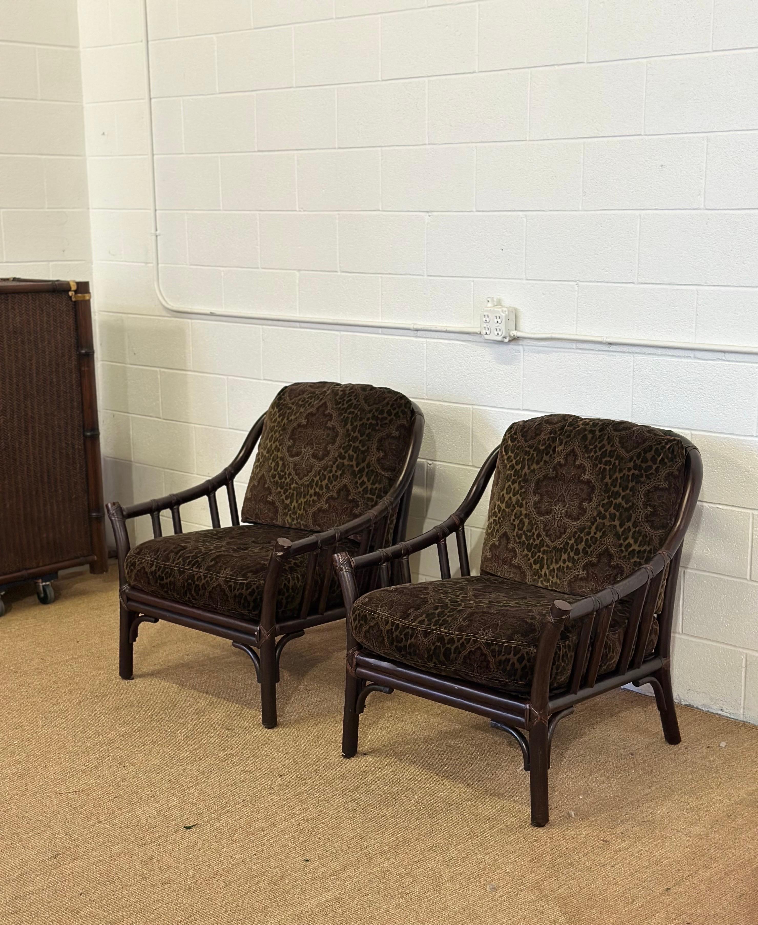 Chaises longues vintage en rotin foncé avec coussins en velours et fleurs de léopard - une paire Bon état - En vente à Farmington Hills, MI