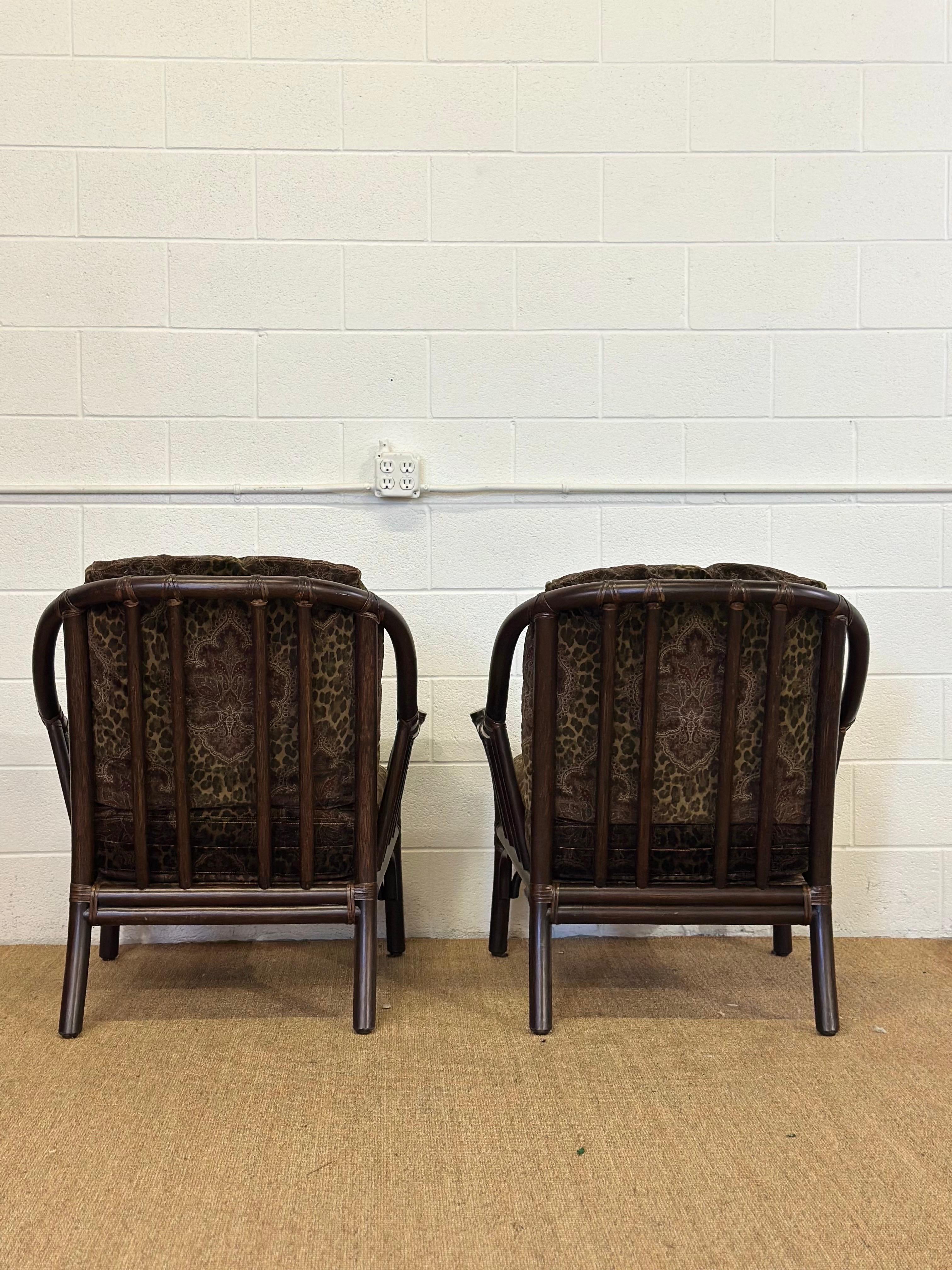Fin du 20e siècle Chaises longues vintage en rotin foncé avec coussins en velours et fleurs de léopard - une paire en vente