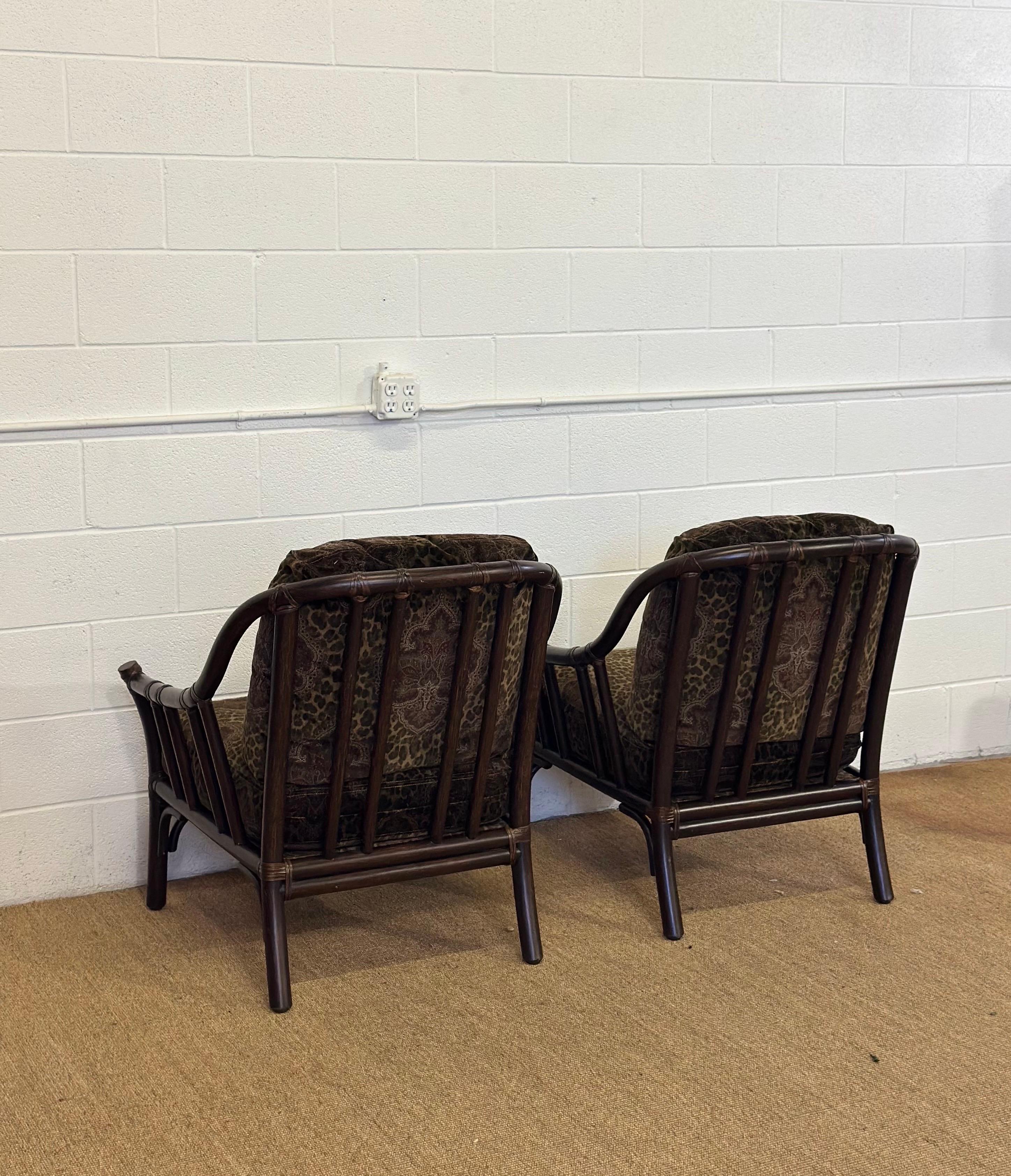 Chaises longues vintage en rotin foncé avec coussins en velours et fleurs de léopard - une paire en vente 1