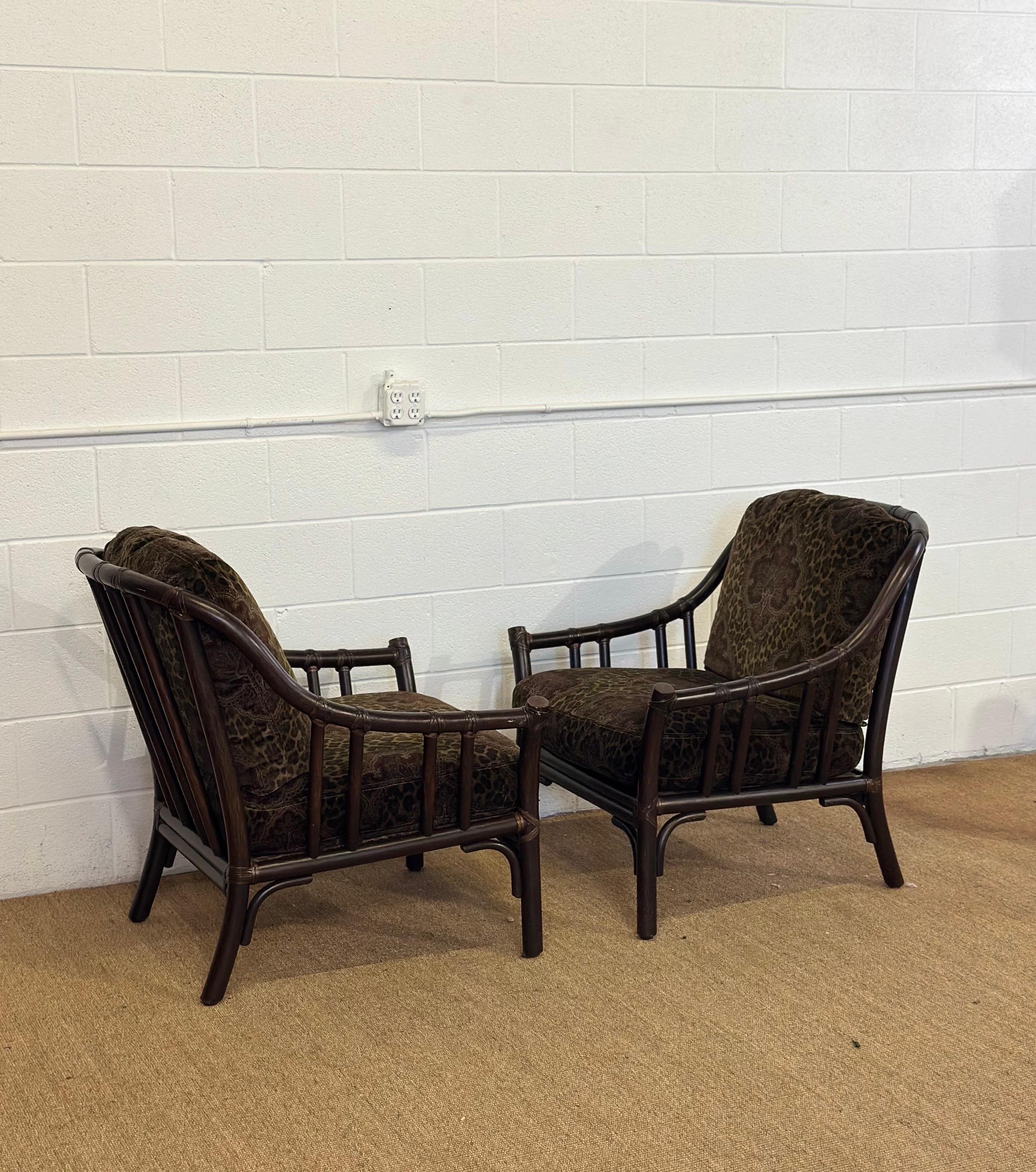 Chaises longues vintage en rotin foncé avec coussins en velours et fleurs de léopard - une paire en vente 3