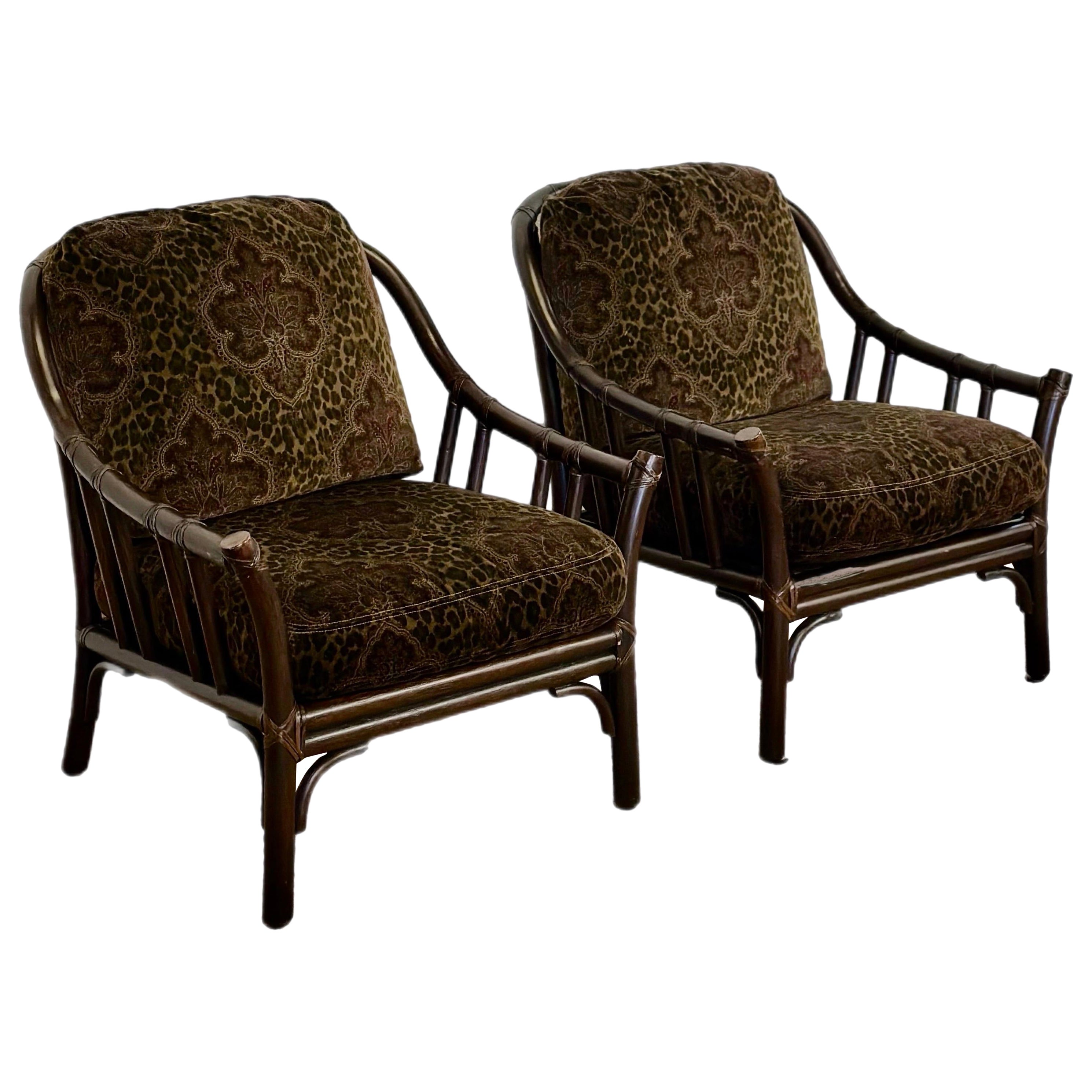 Chaises longues vintage en rotin foncé avec coussins en velours et fleurs de léopard - une paire en vente