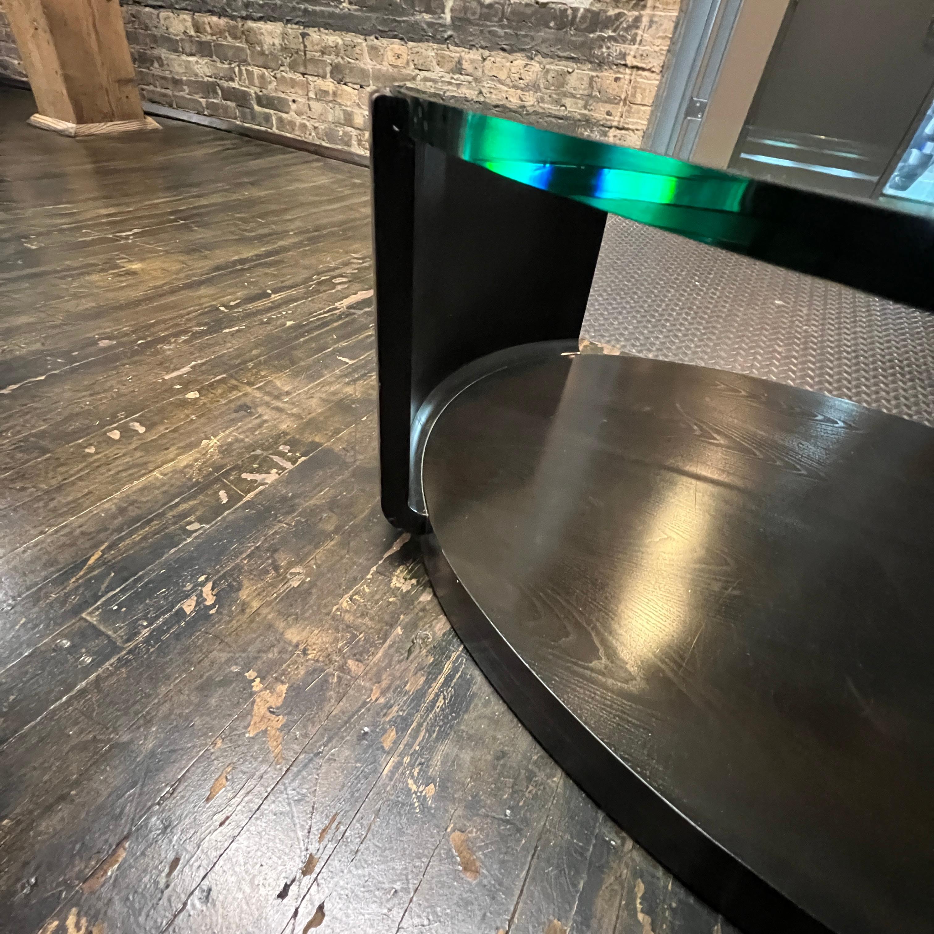 Mesa baja ovalada McGuire vintage con base ebonizada y tapa de cristal insertada Art Decó en venta