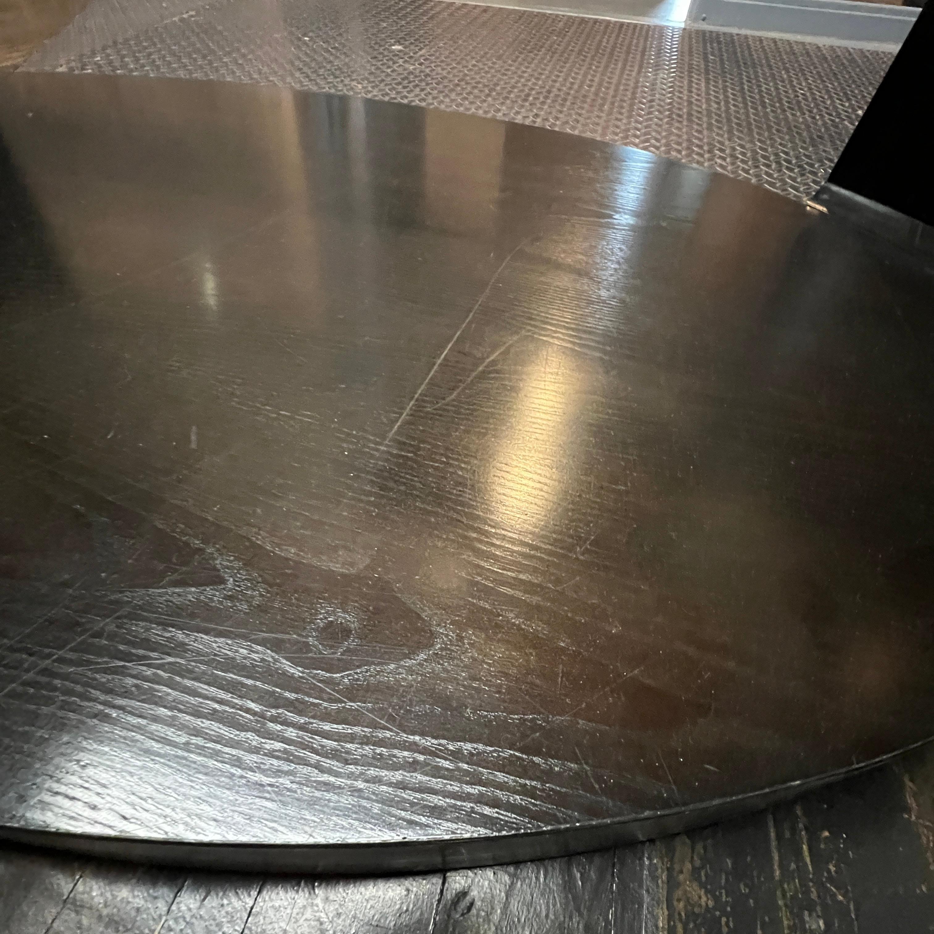 Mesa baja ovalada McGuire vintage con base ebonizada y tapa de cristal insertada Estadounidense en venta