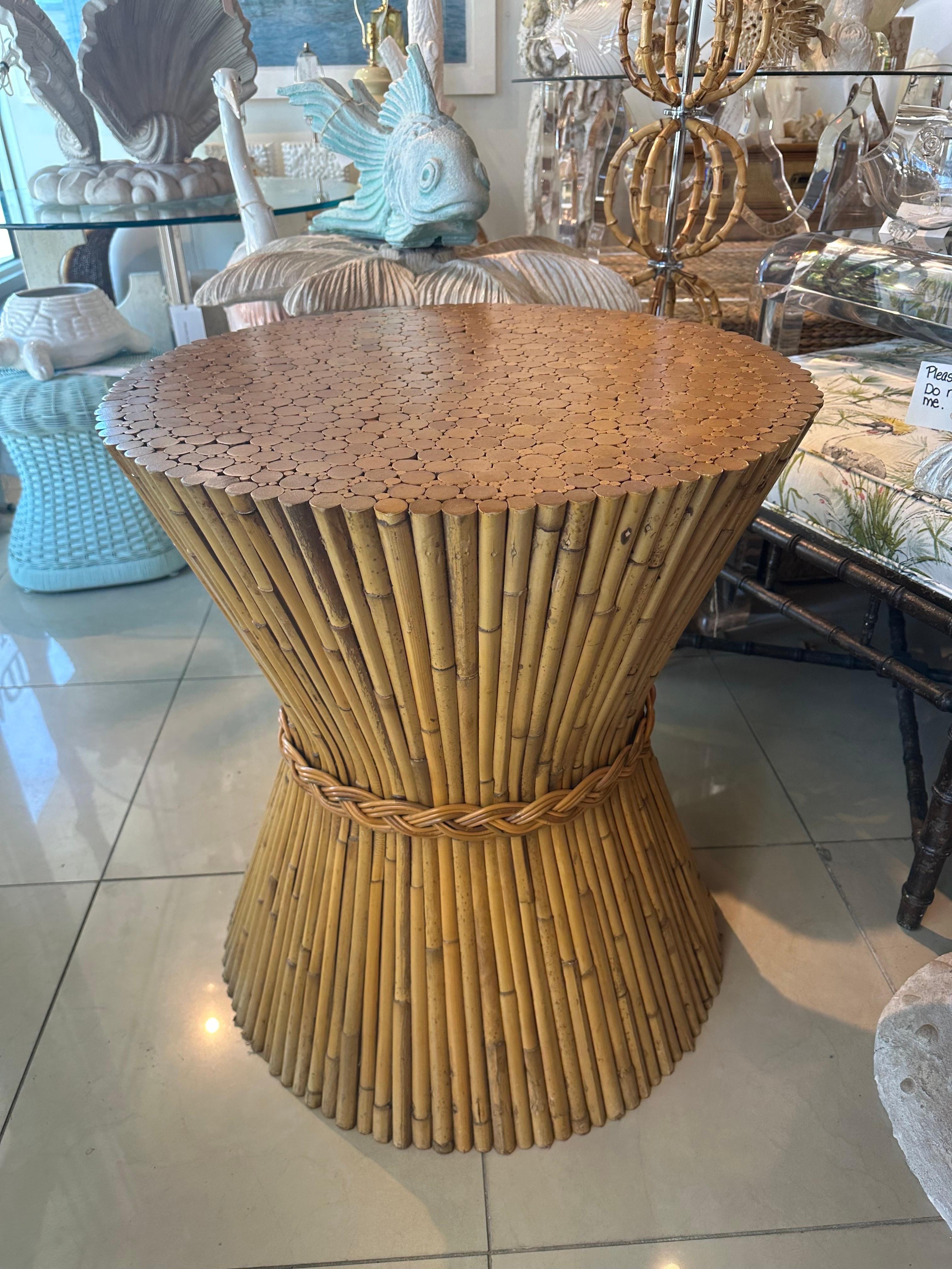Vintage McGuire Tavolo da gioco in rattan Base in vimini intrecciato Covone di grano in vendita 4