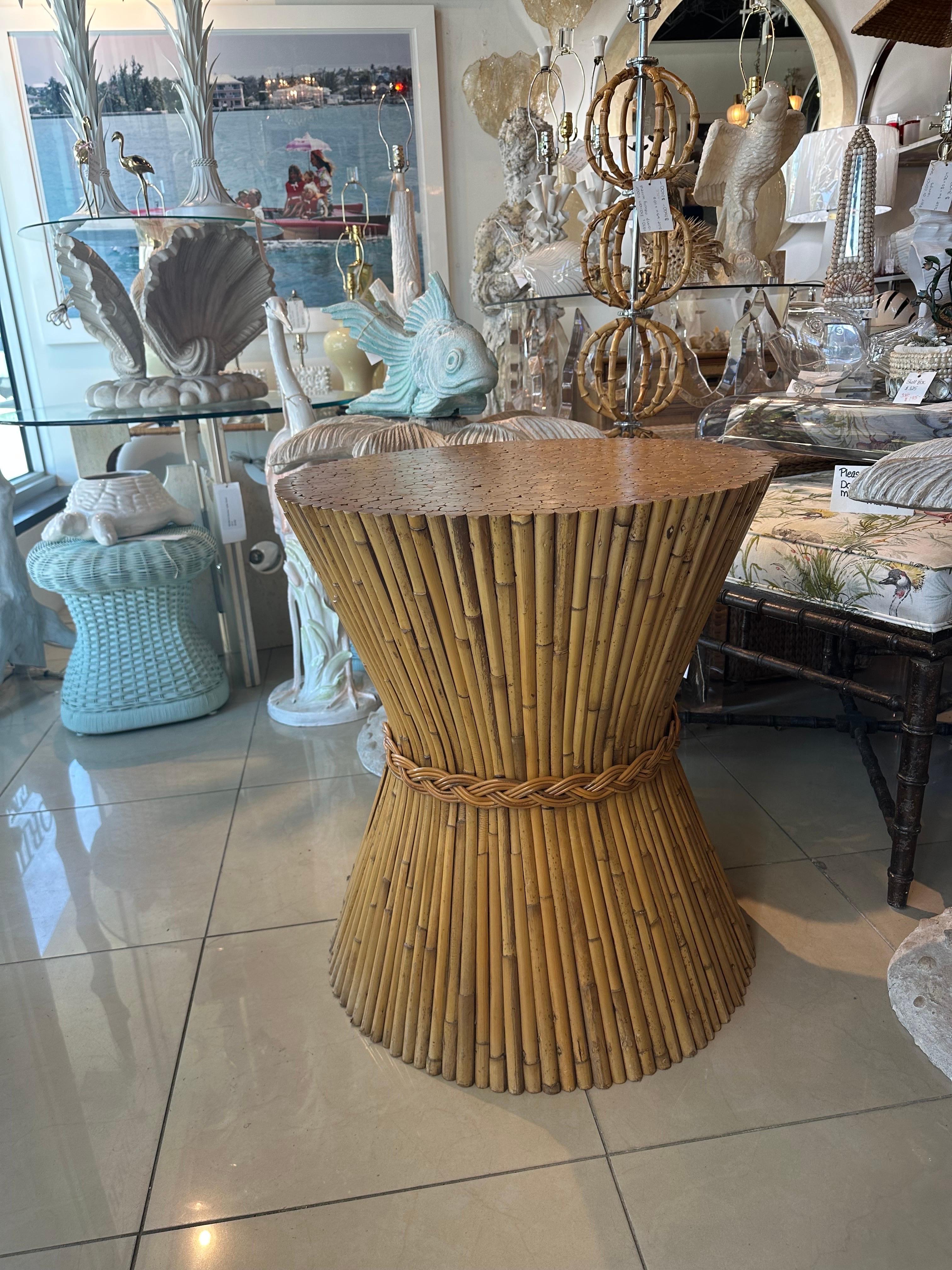 Vintage McGuire Tavolo da gioco in rattan Base in vimini intrecciato Covone di grano in vendita 7