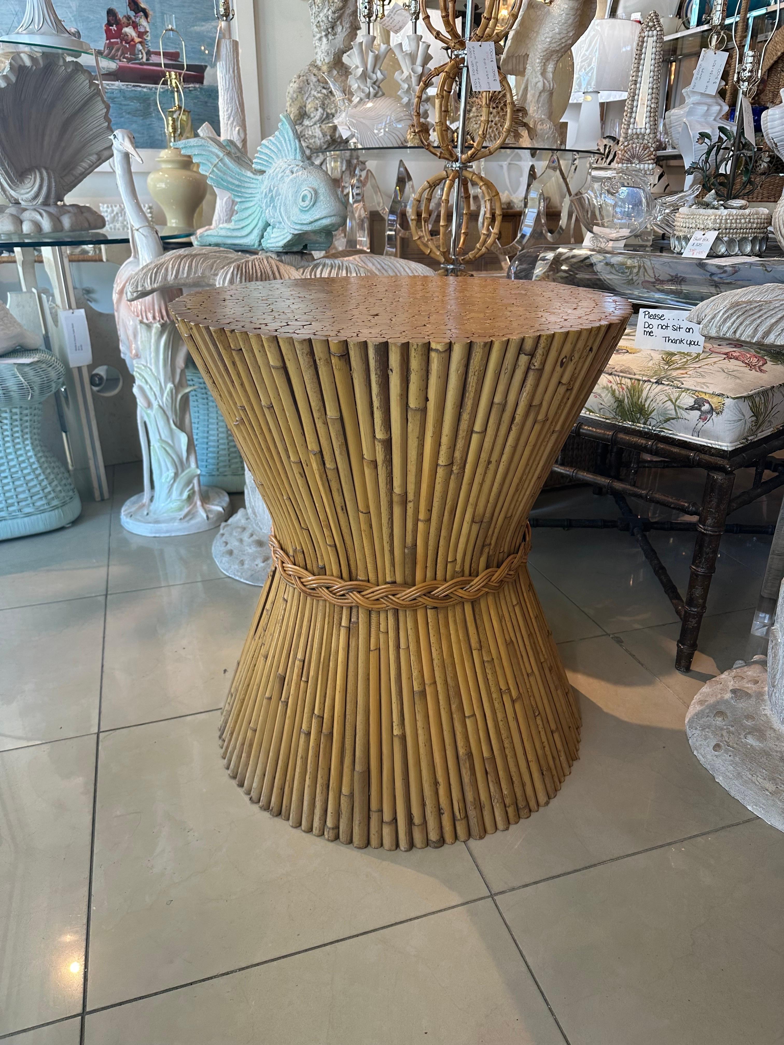 Vintage McGuire Rattan Bamboo Tavolo da gioco da pranzo Base di vimini intrecciato Covone di grano. Dimensioni: 28 H. x 25 D. 