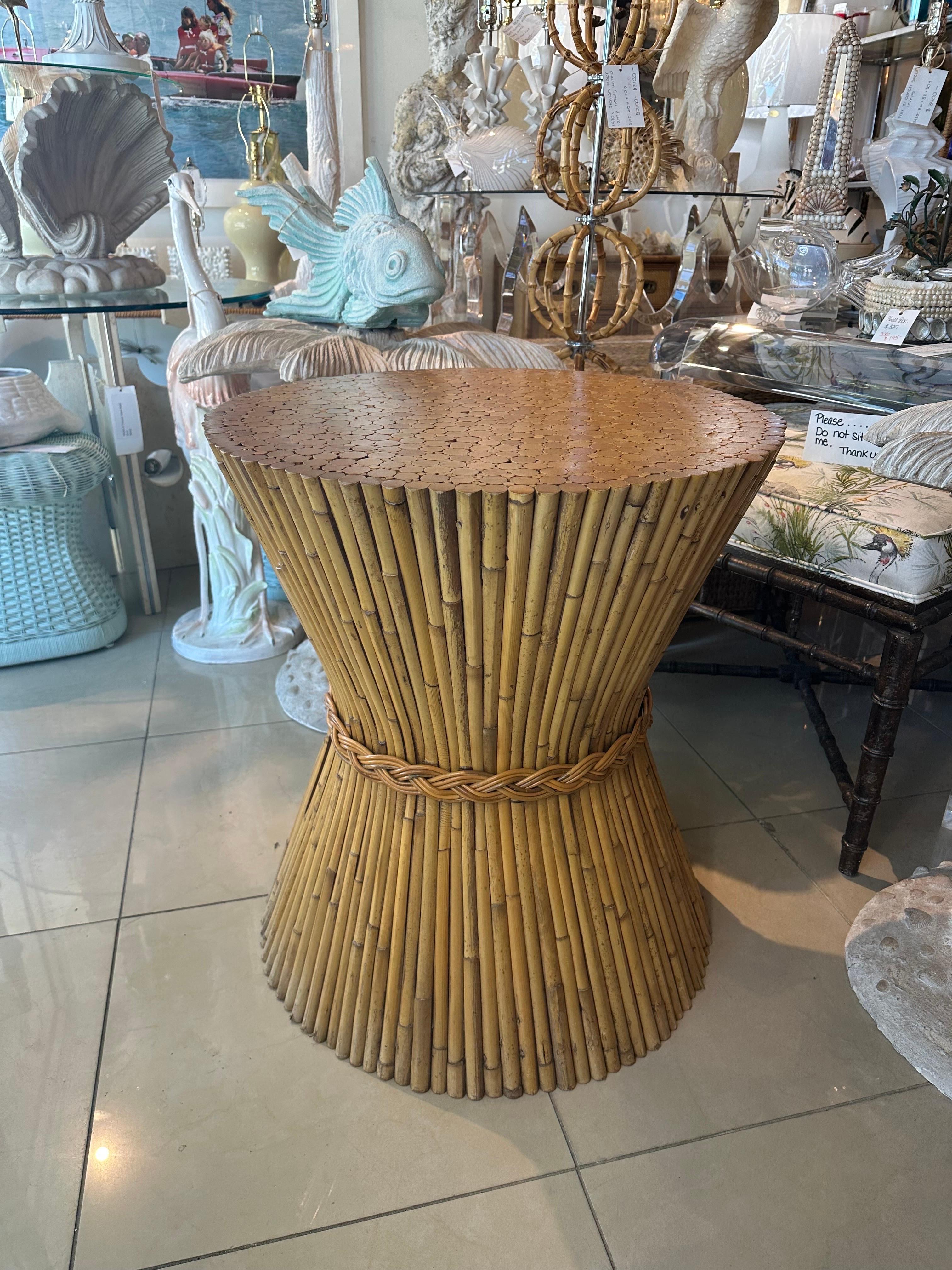 Mid-Century moderno Vintage McGuire Tavolo da gioco in rattan Base in vimini intrecciato Covone di grano in vendita
