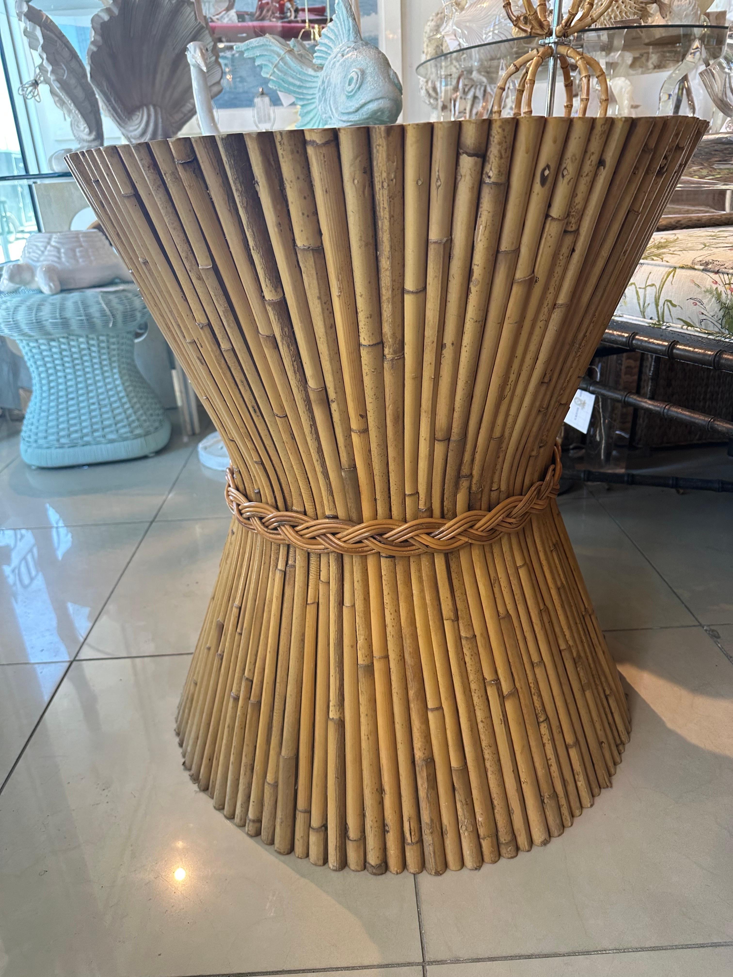Americano Vintage McGuire Tavolo da gioco in rattan Base in vimini intrecciato Covone di grano in vendita