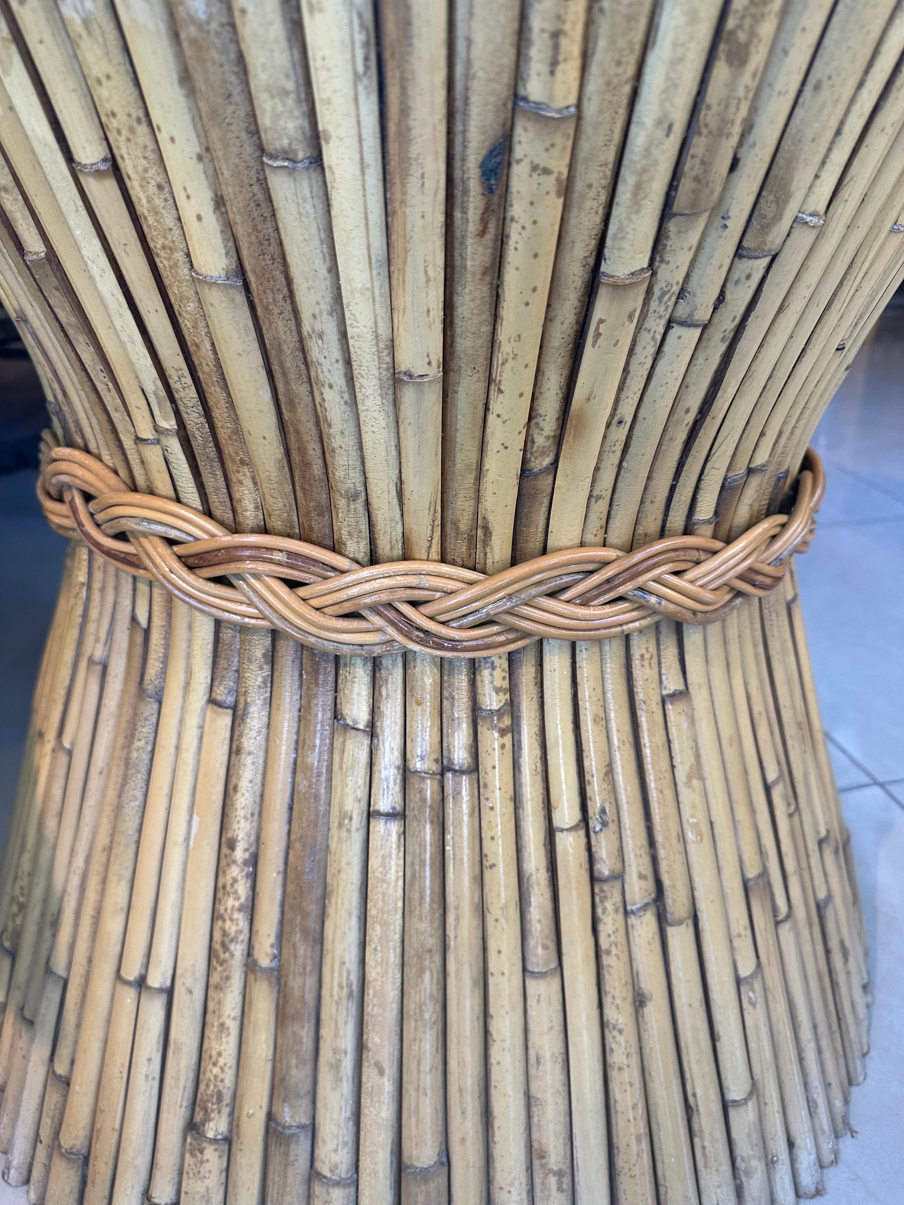 Fine XX secolo Vintage McGuire Tavolo da gioco in rattan Base in vimini intrecciato Covone di grano in vendita