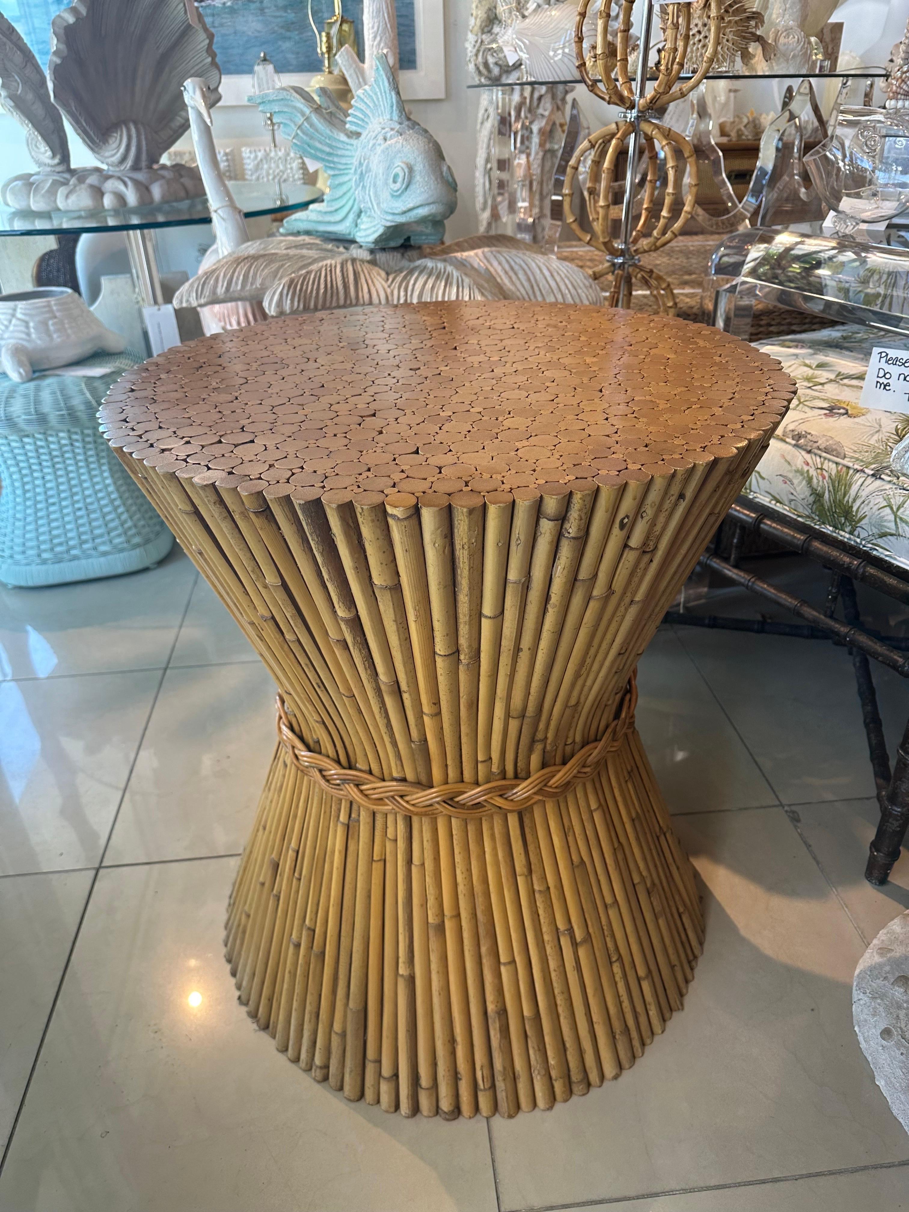 Vimini Vintage McGuire Tavolo da gioco in rattan Base in vimini intrecciato Covone di grano in vendita