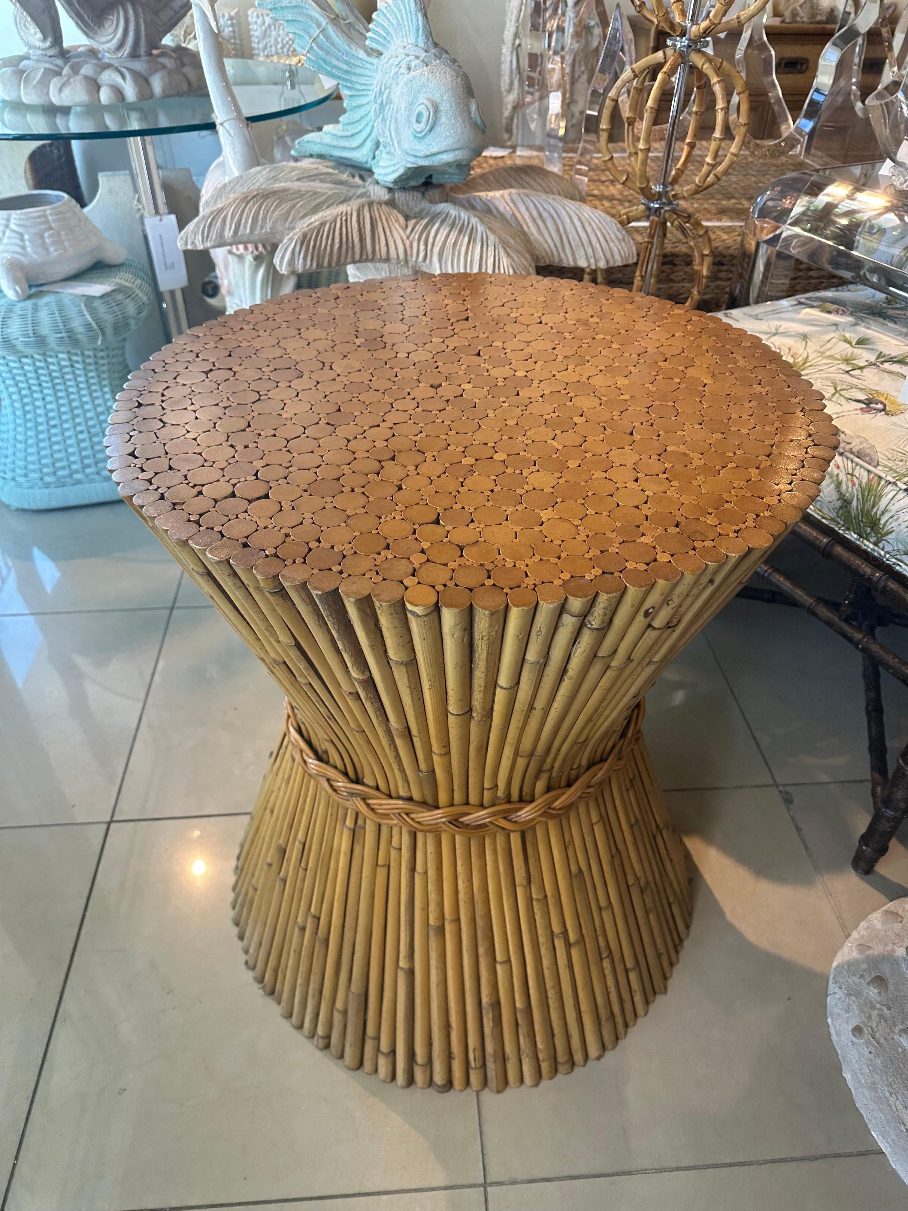 Vintage McGuire Tavolo da gioco in rattan Base in vimini intrecciato Covone di grano in vendita 1