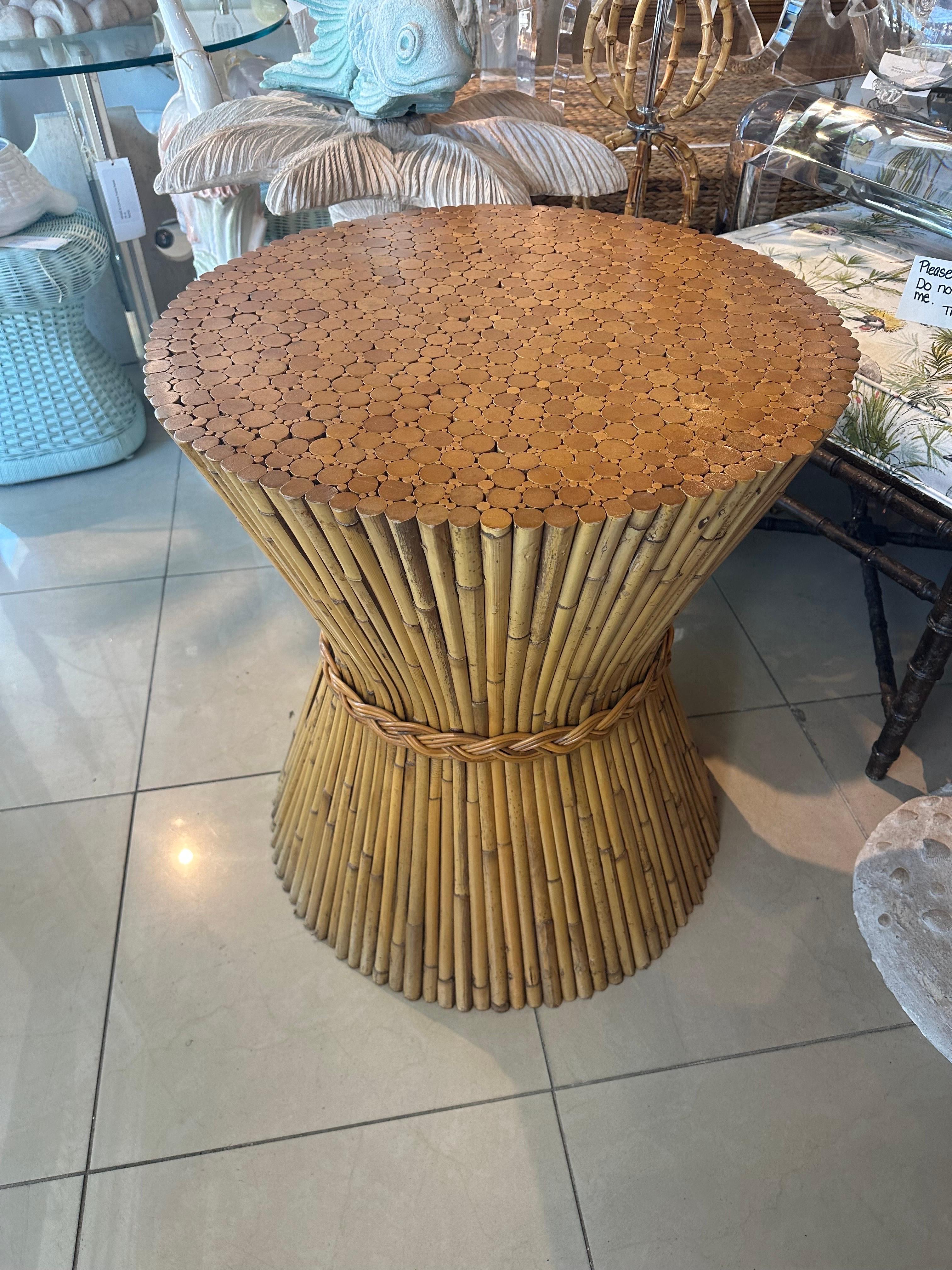 Vintage McGuire Tavolo da gioco in rattan Base in vimini intrecciato Covone di grano in vendita 2